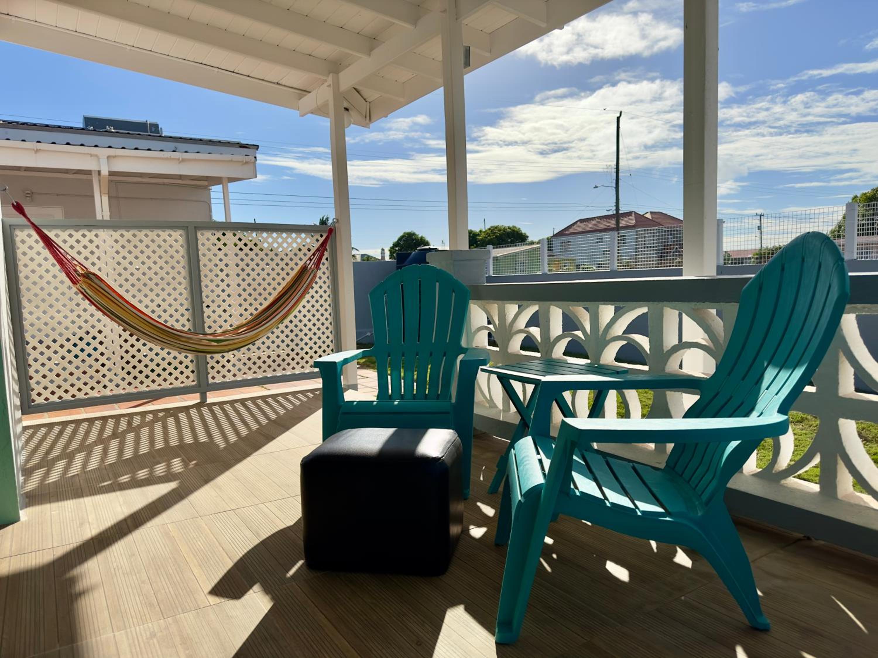 Couples Hideaway, King Bed- 5 Mins to Beach & Oistins- Golden Teal