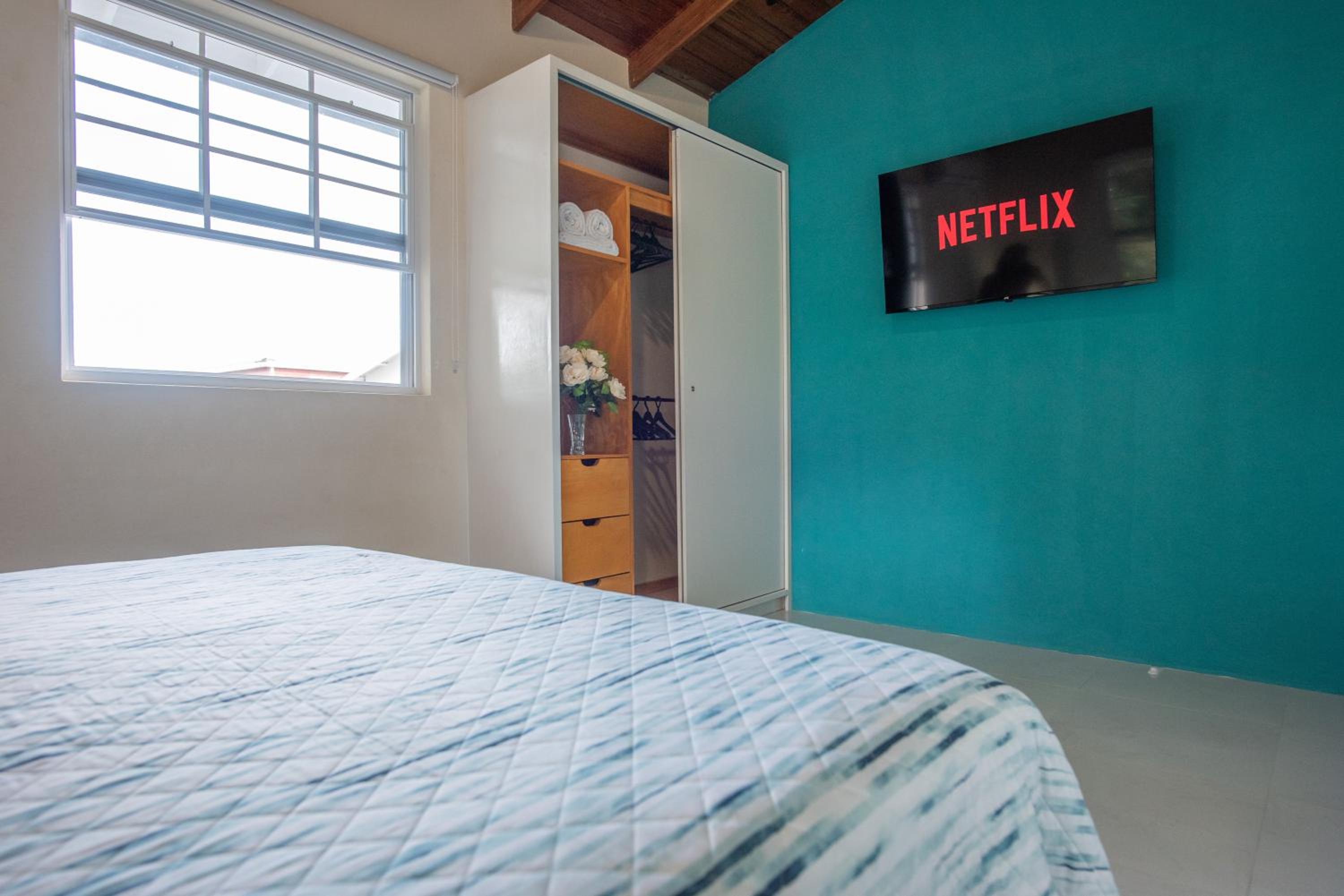 Couples Hideaway, King Bed- 5 Mins to Beach & Oistins- Golden Teal