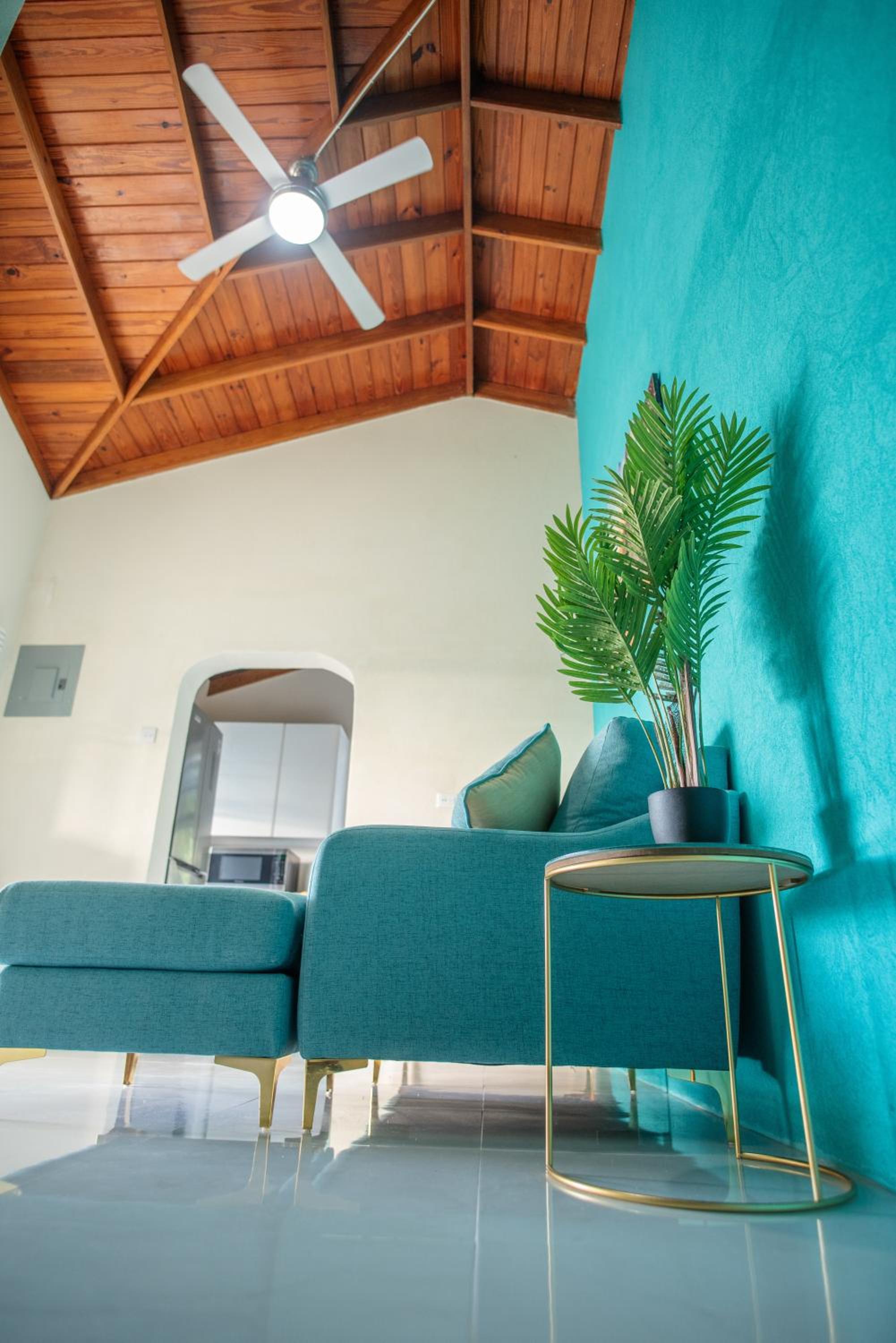 Couples Hideaway, King Bed- 5 Mins to Beach & Oistins- Golden Teal