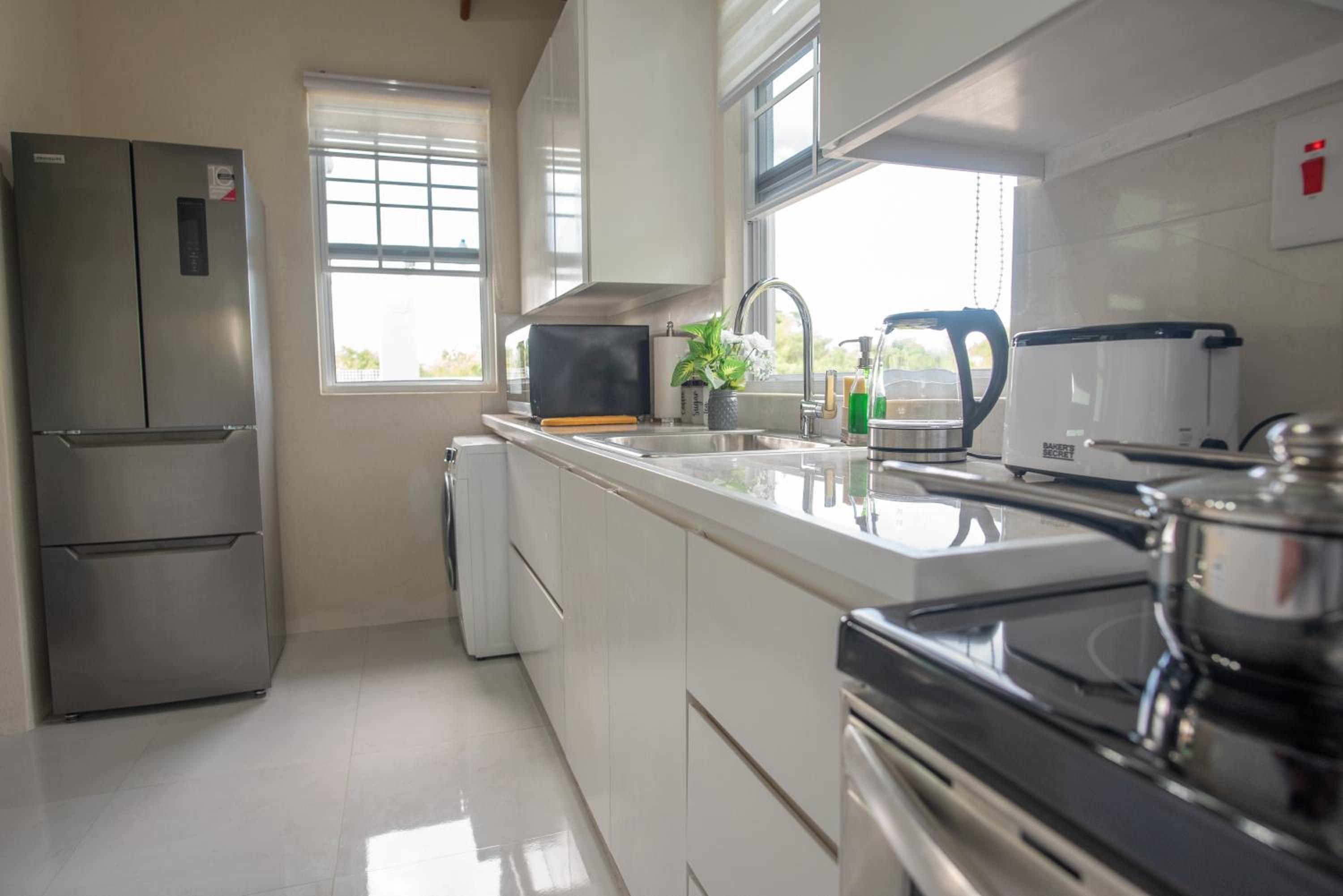 Couples Hideaway, King Bed- 5 Mins to Beach & Oistins- Golden Teal