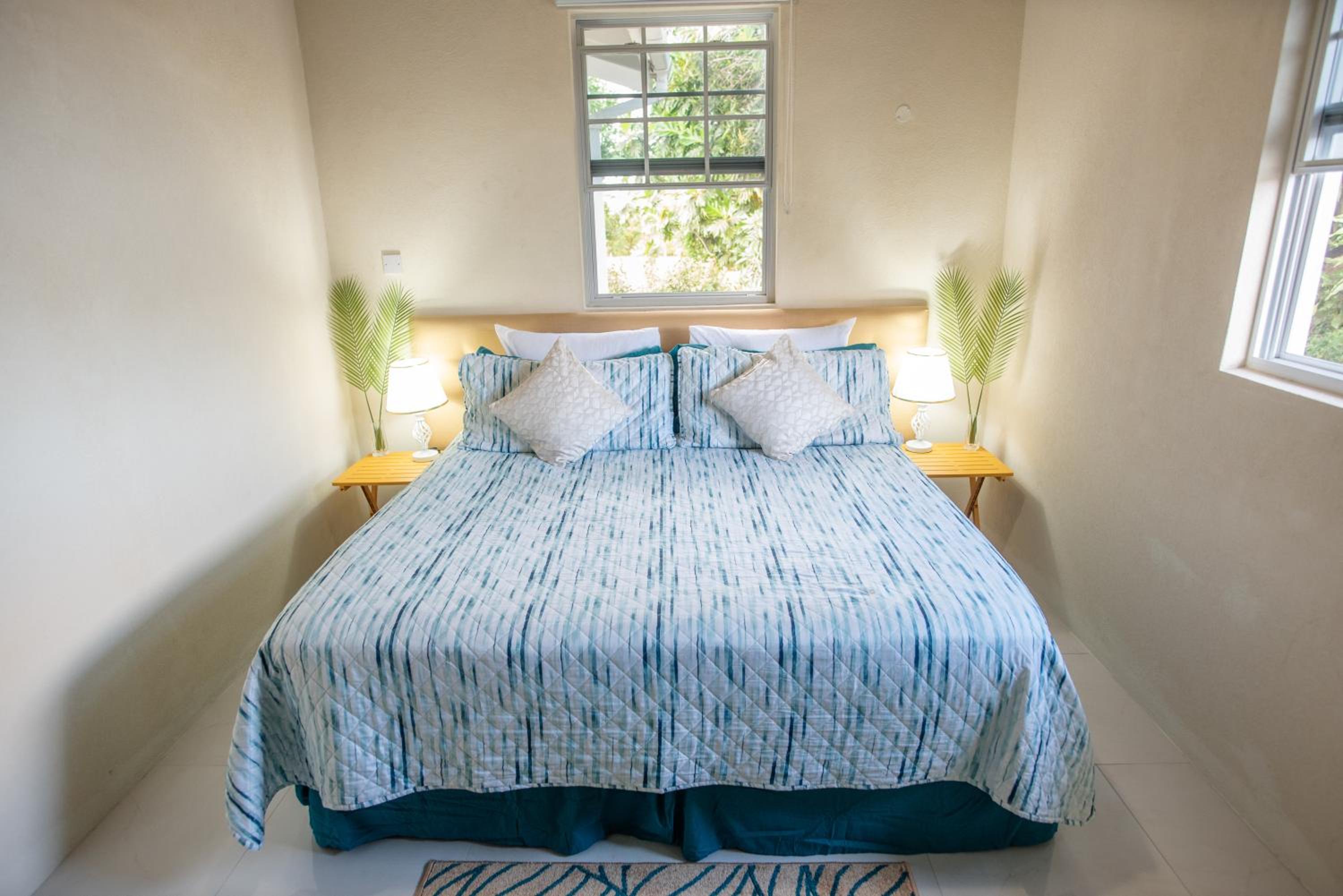 Couples Hideaway, King Bed- 5 Mins to Beach & Oistins- Golden Teal