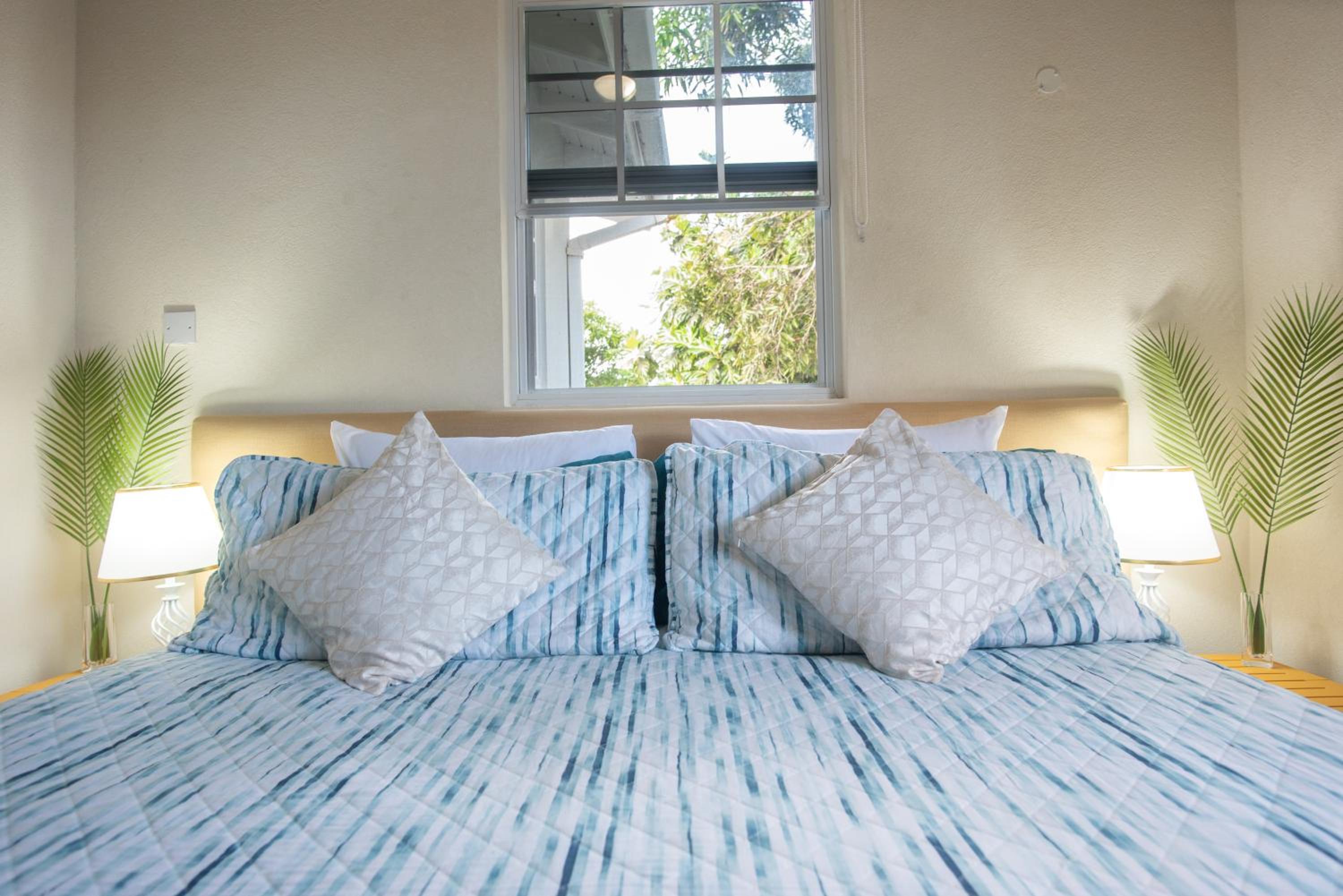 Couples Hideaway, King Bed- 5 Mins to Beach & Oistins- Golden Teal