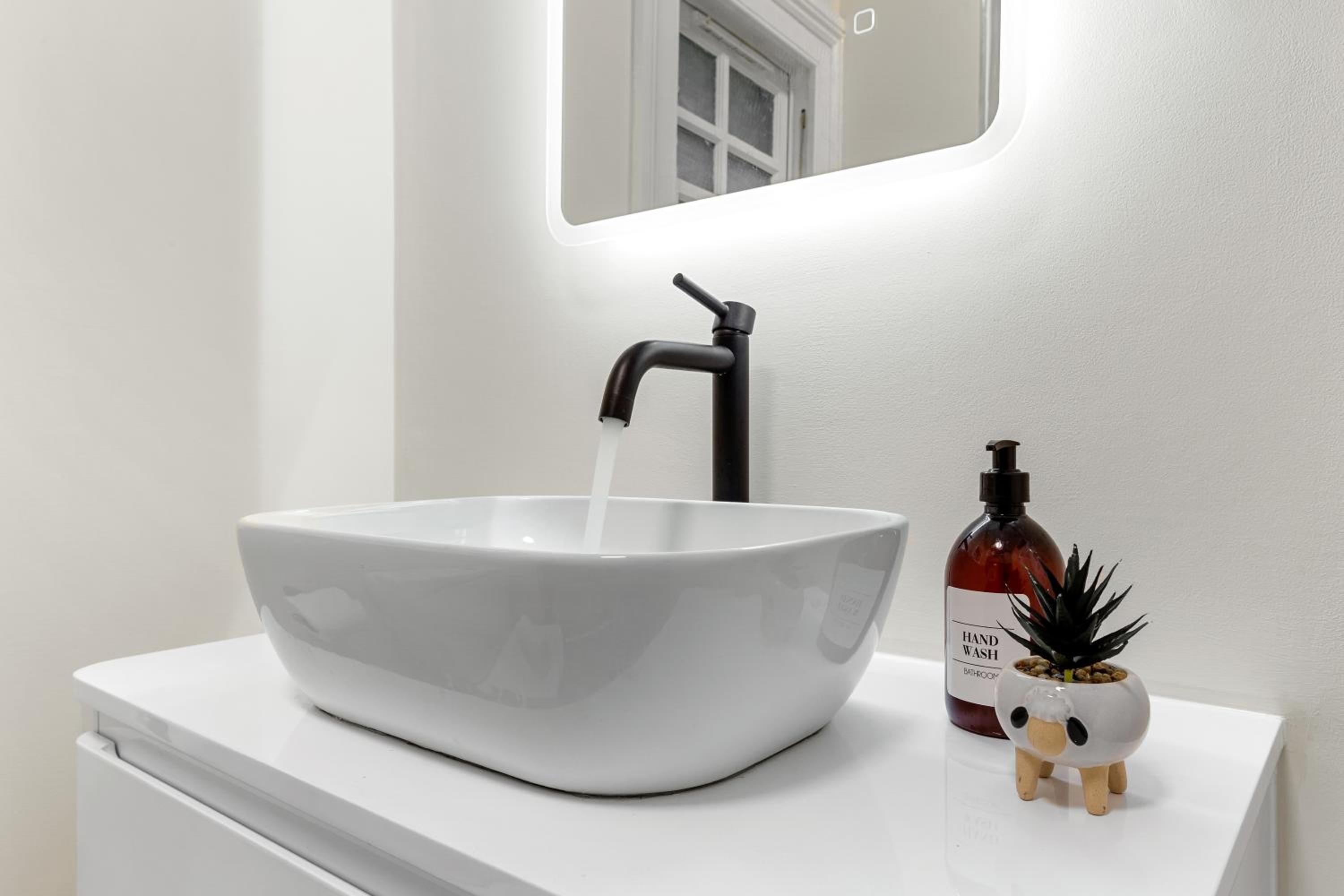 Baker Street Station 2-Bedroom Luxury Dream Flat! Hyde Park, Edgware Road & Oxford Street