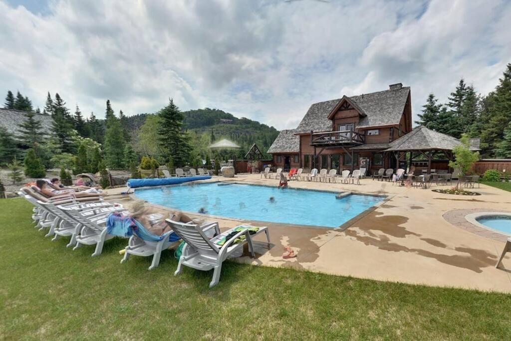 Luxurious Scandinavian Golf Chalet with Private Spa