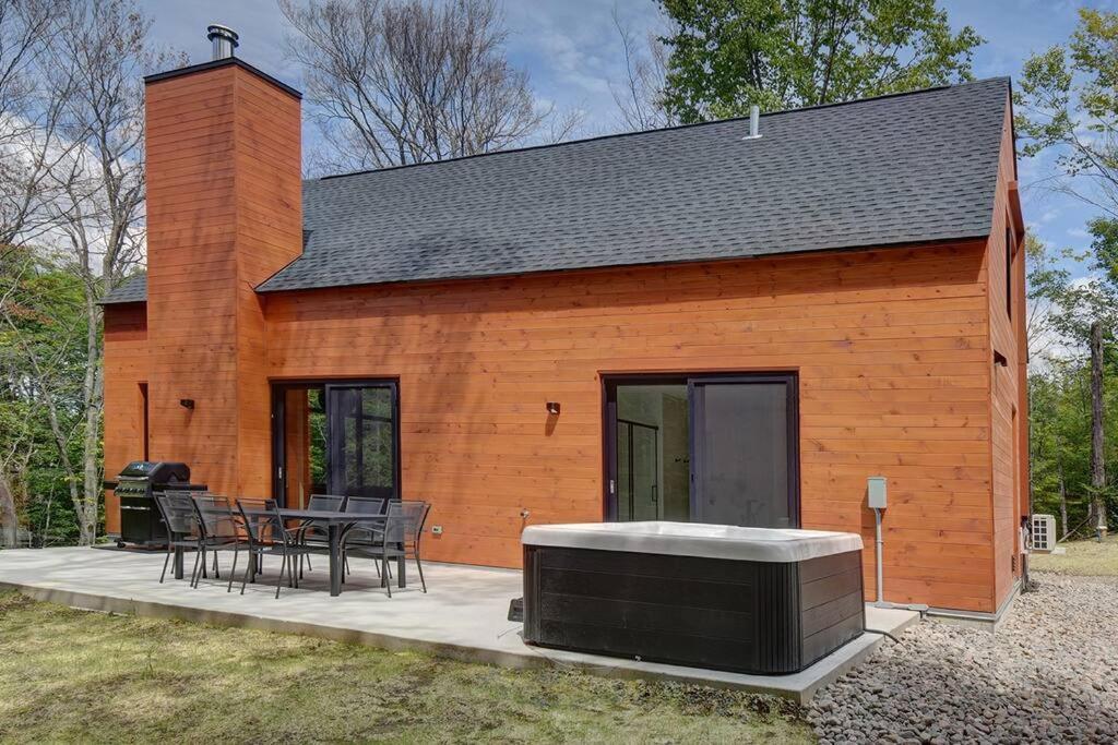 Modern Scandinavian Chalet with Jacuzzi, Pool, Lake
