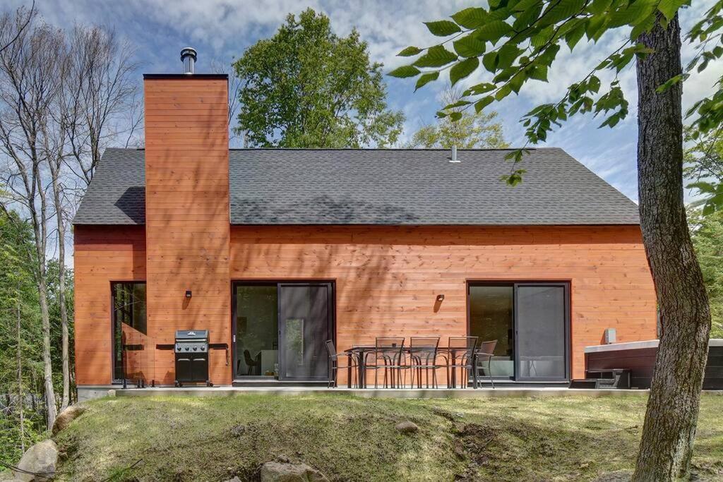 Modern Scandinavian Chalet with Jacuzzi, Pool, Lake