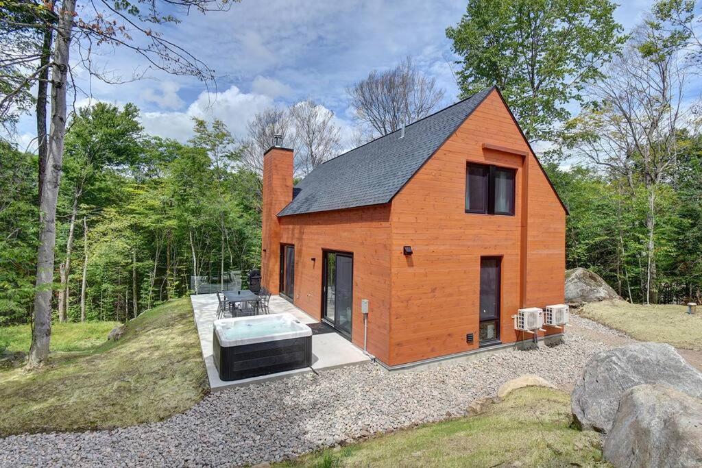 Modern Scandinavian Chalet with Jacuzzi, Pool, Lake