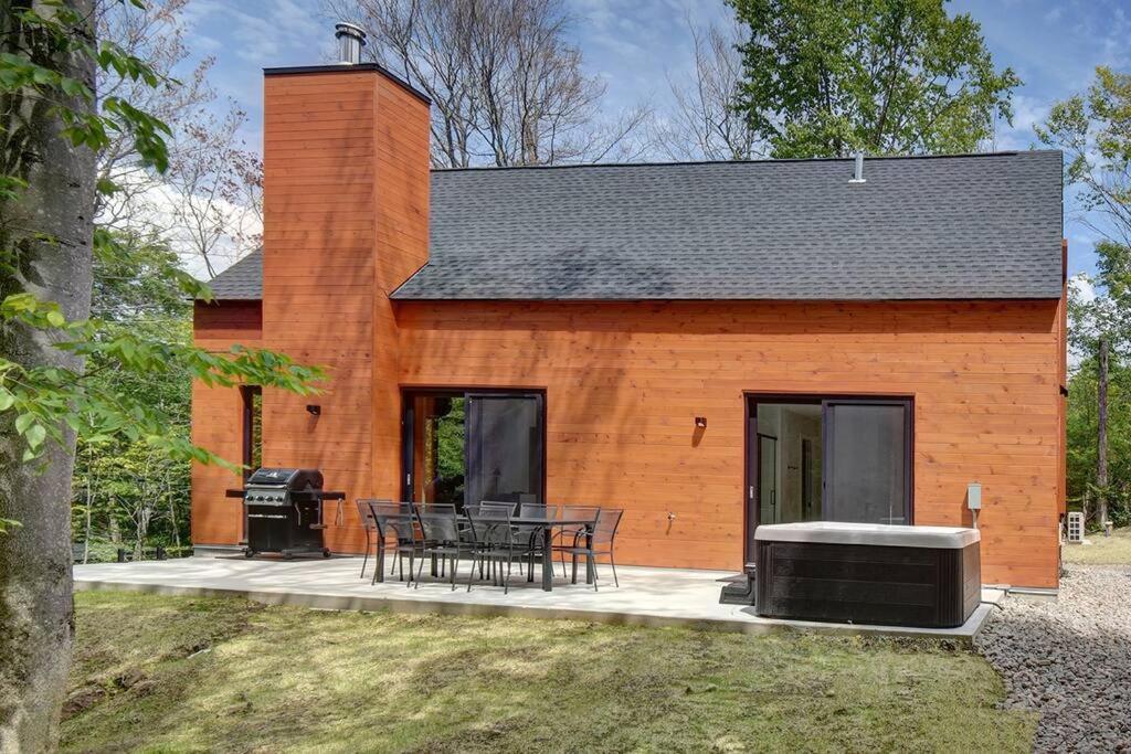 Modern Scandinavian Chalet with Jacuzzi, Pool, Lake