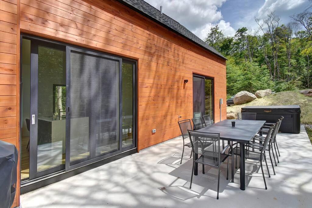 Modern Scandinavian Chalet with Jacuzzi, Pool, Lake