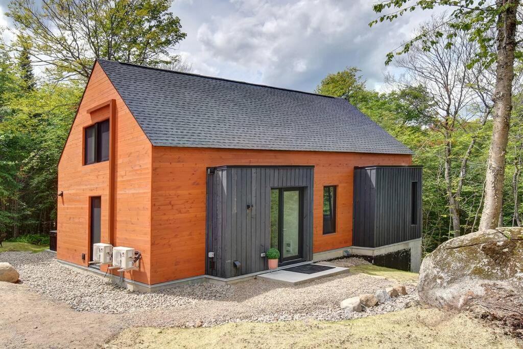 Modern Scandinavian Chalet with Jacuzzi, Pool, Lake