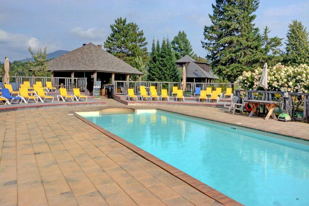 Modern Scandinavian Chalet with Jacuzzi, Pool, Lake