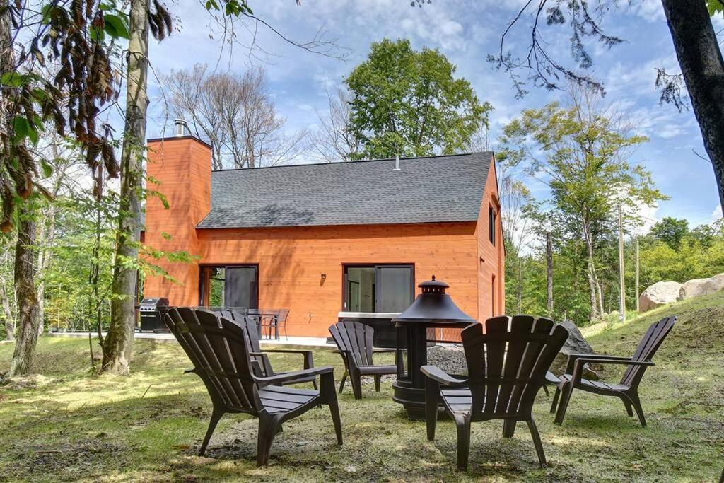 Modern Scandinavian Chalet with Jacuzzi, Pool, Lake