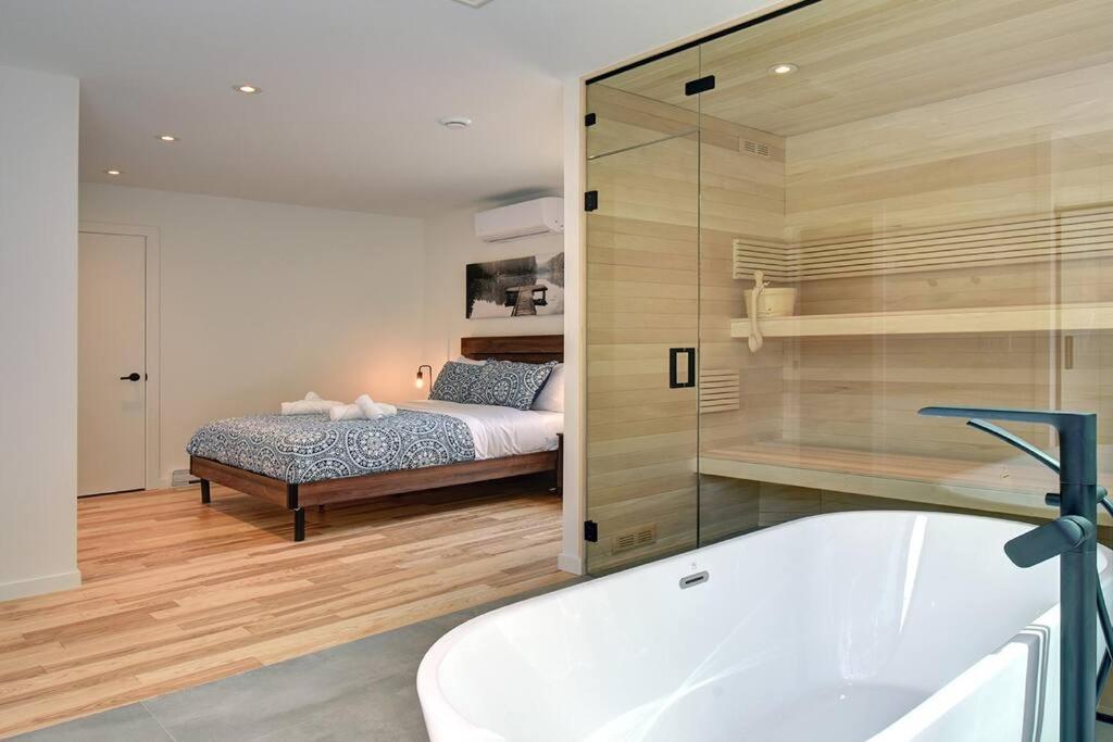 Modern Scandinavian Chalet with Jacuzzi, Pool, Lake