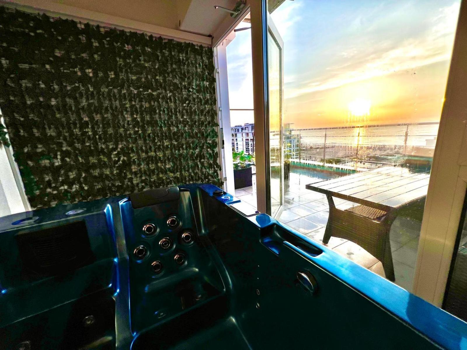 SUMMERLAND Sea View Penthouse & Jacuzzi