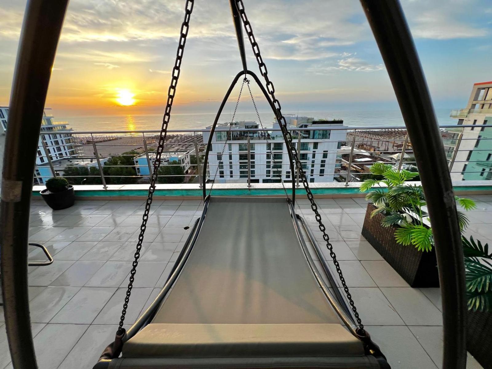 SUMMERLAND Sea View Penthouse & Jacuzzi