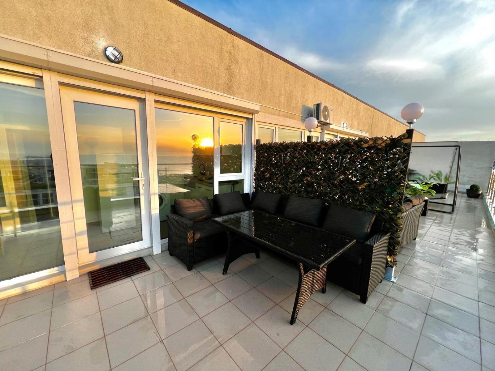SUMMERLAND Sea View Penthouse & Jacuzzi