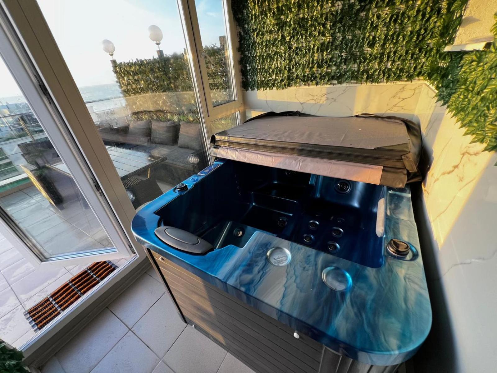SUMMERLAND Sea View Penthouse & Jacuzzi