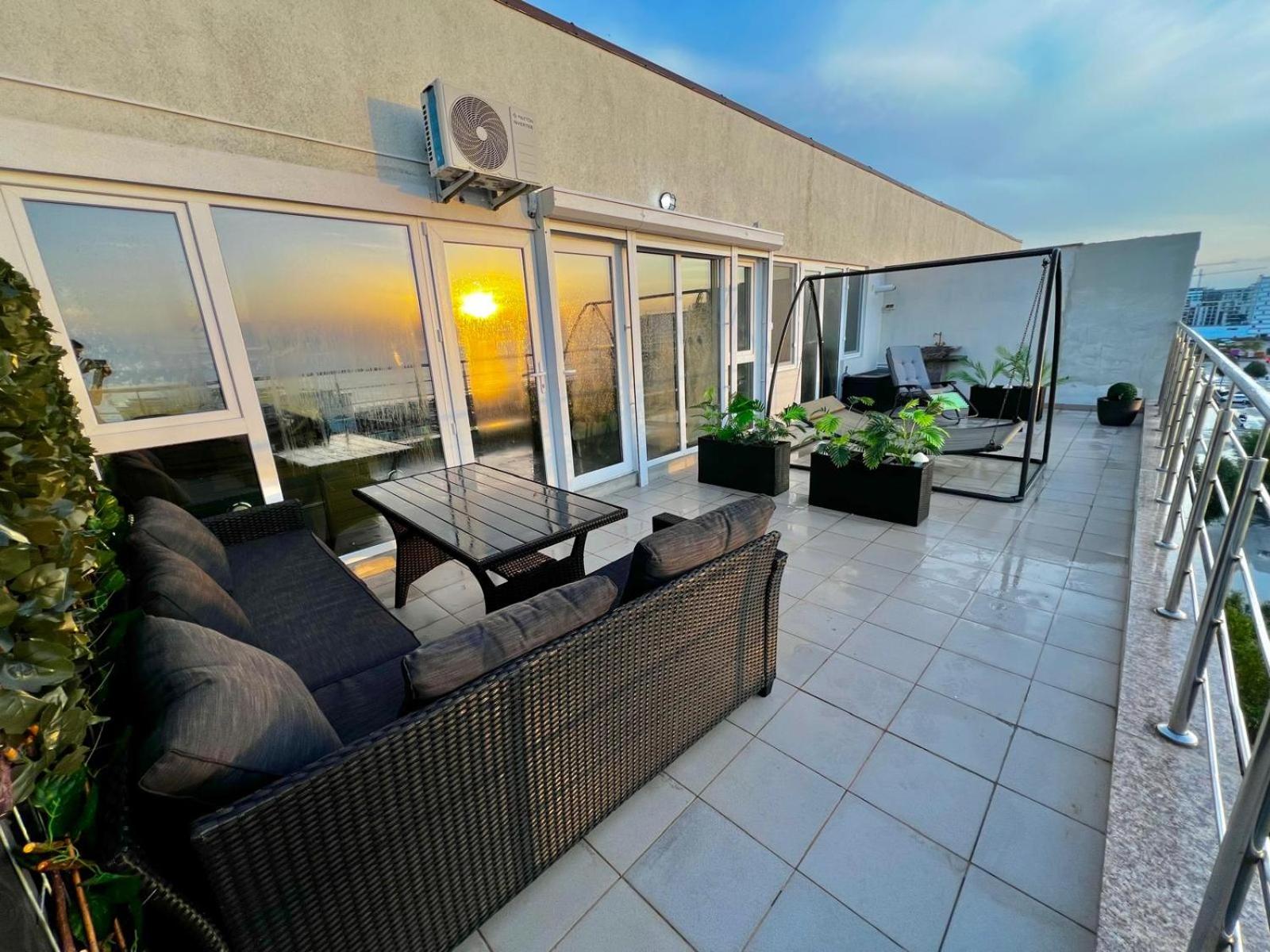 SUMMERLAND Sea View Penthouse & Jacuzzi