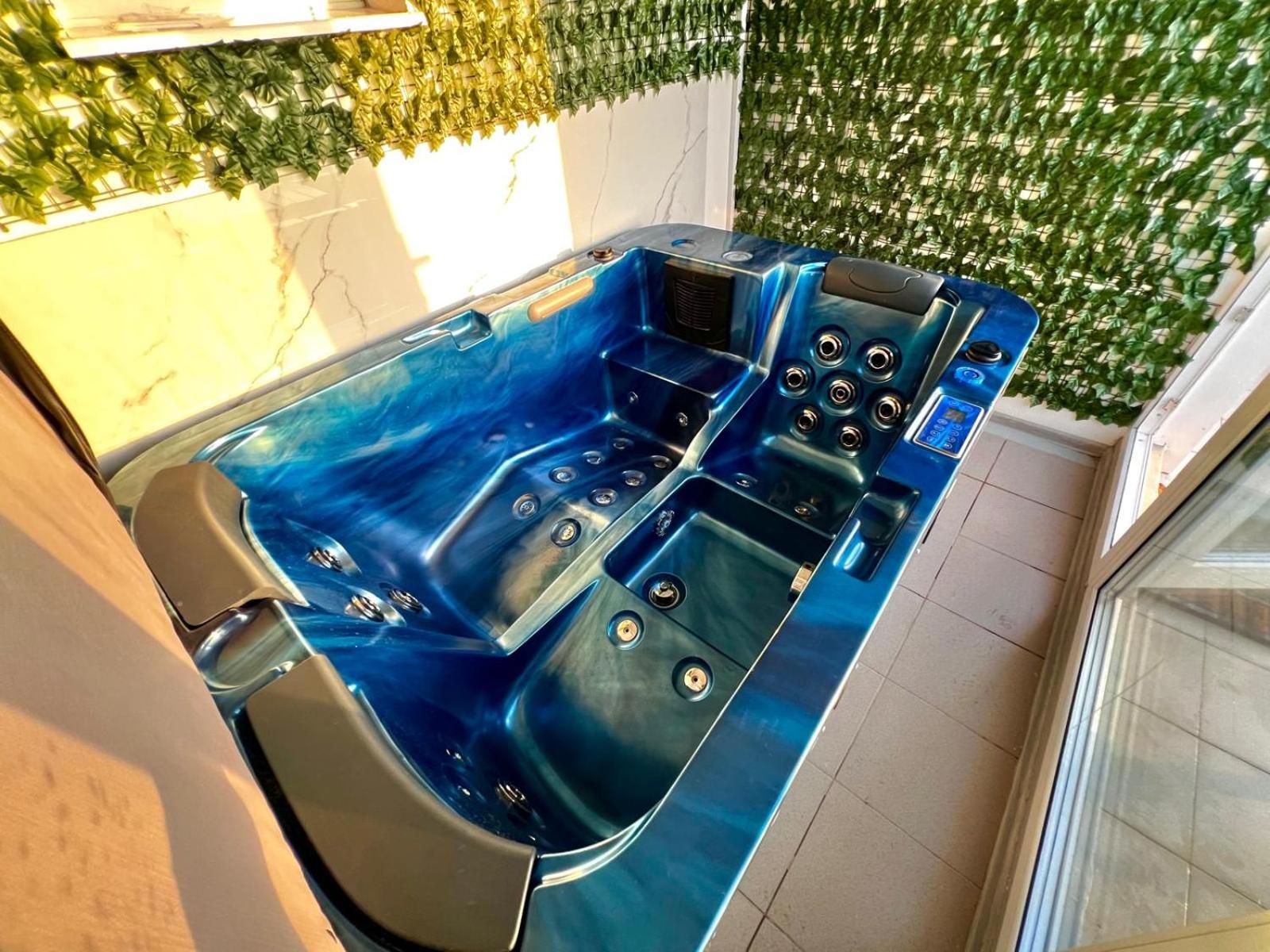 SUMMERLAND Sea View Penthouse & Jacuzzi