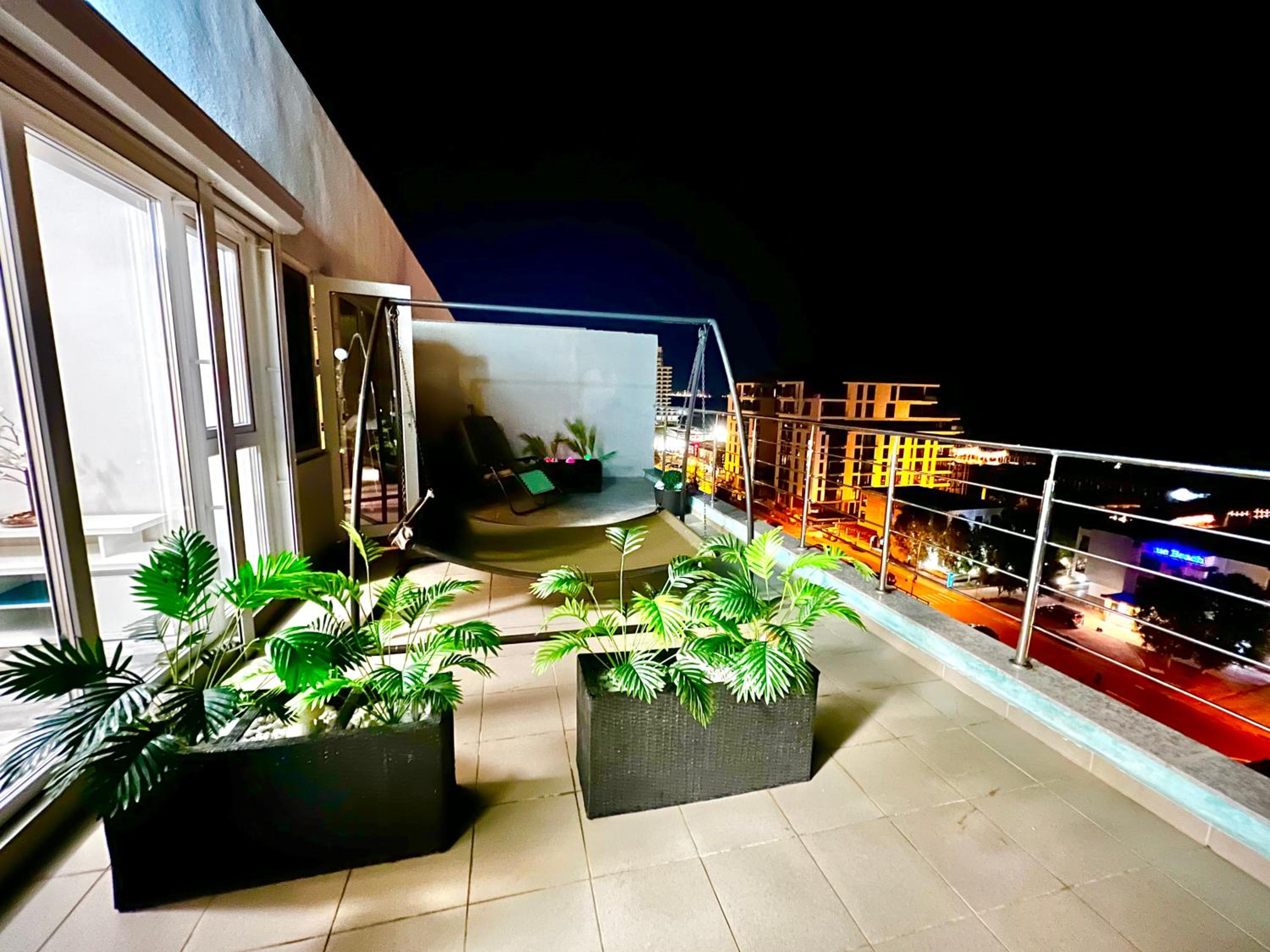 SUMMERLAND Sea View Penthouse & Jacuzzi