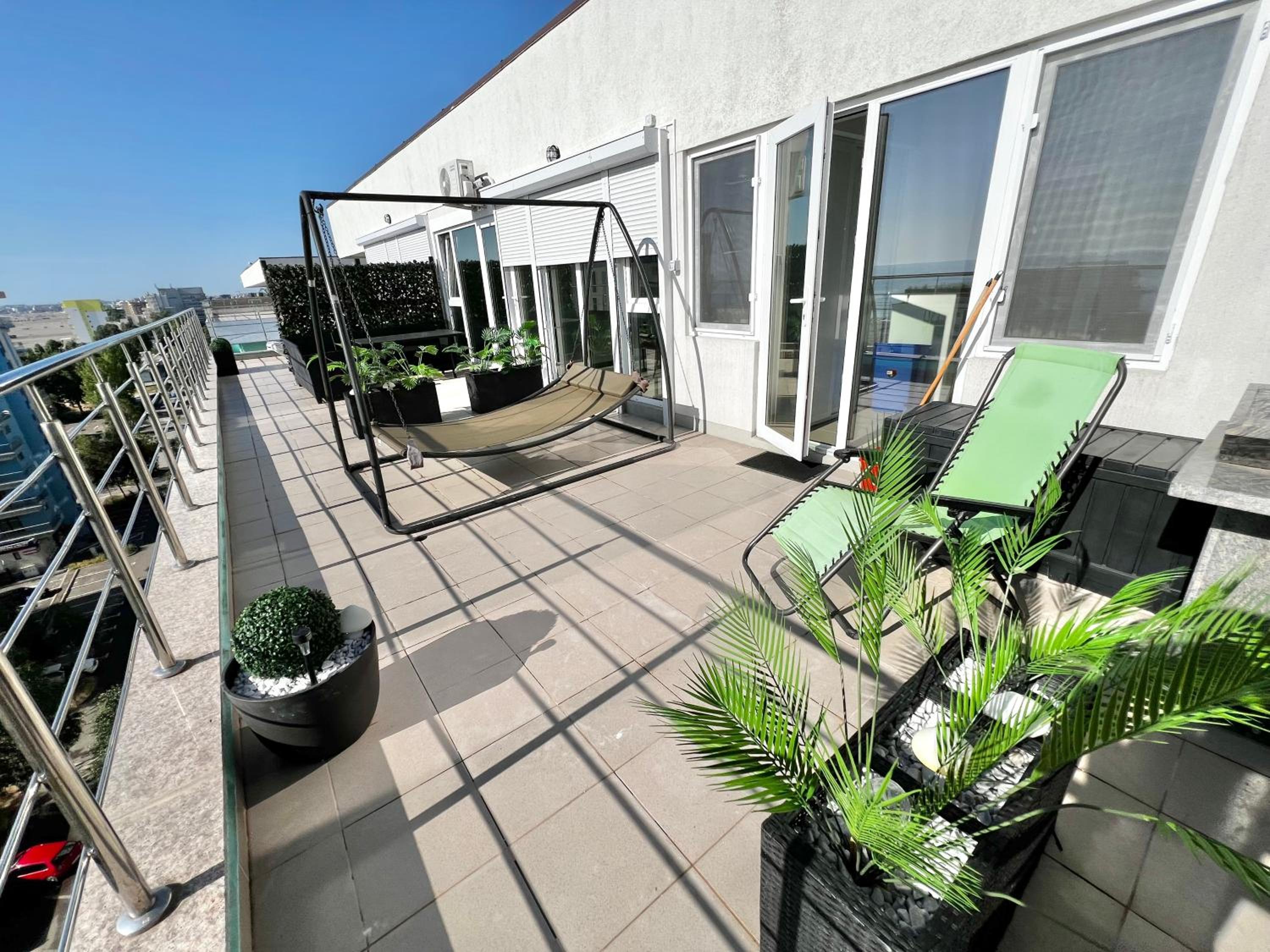 SUMMERLAND Sea View Penthouse & Jacuzzi