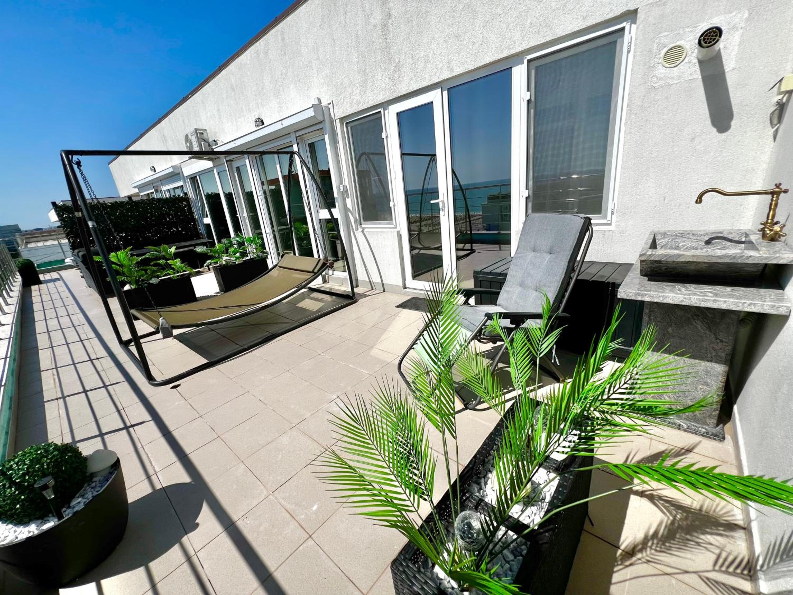 SUMMERLAND Sea View Penthouse & Jacuzzi