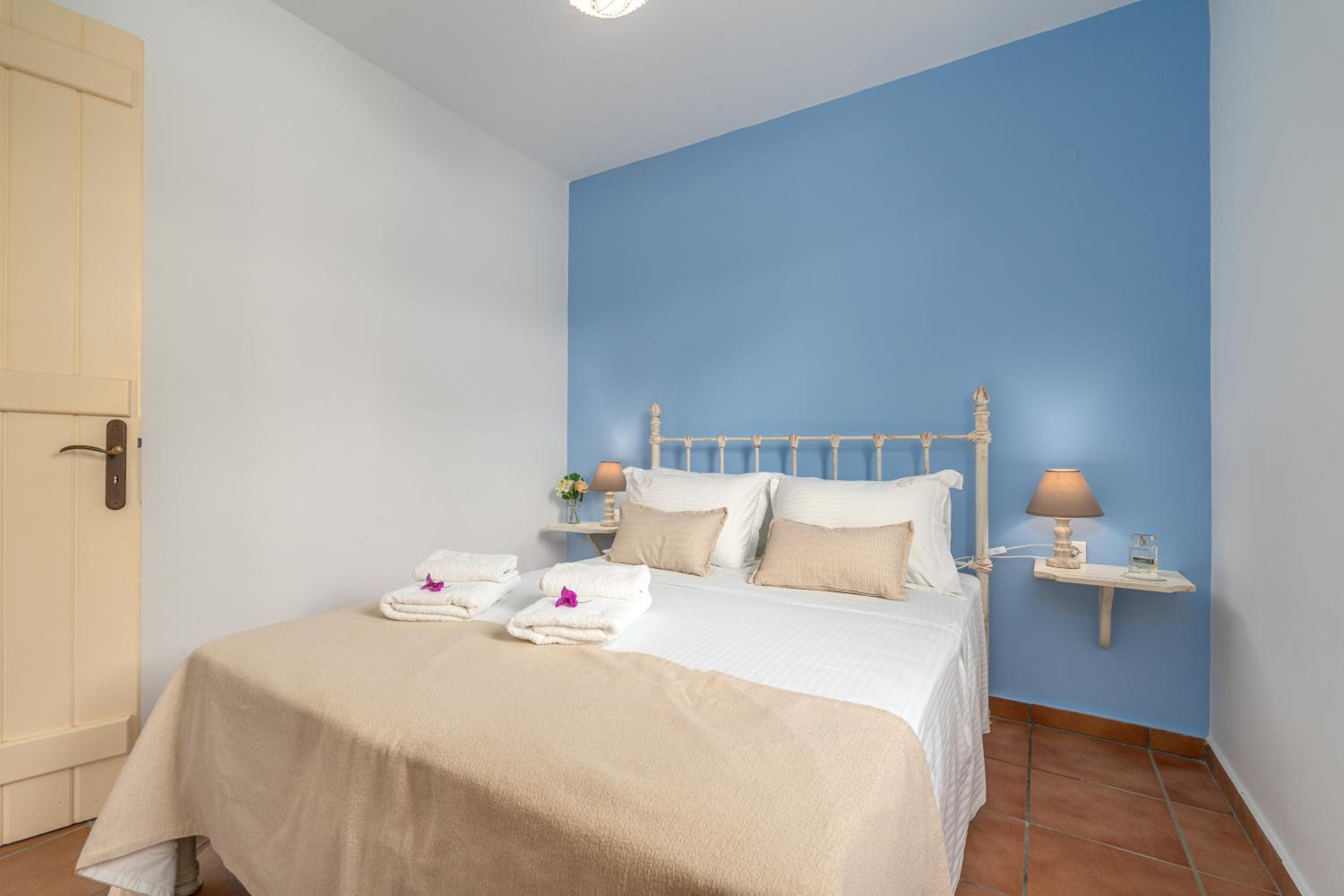 Niovi Seaview Apartments