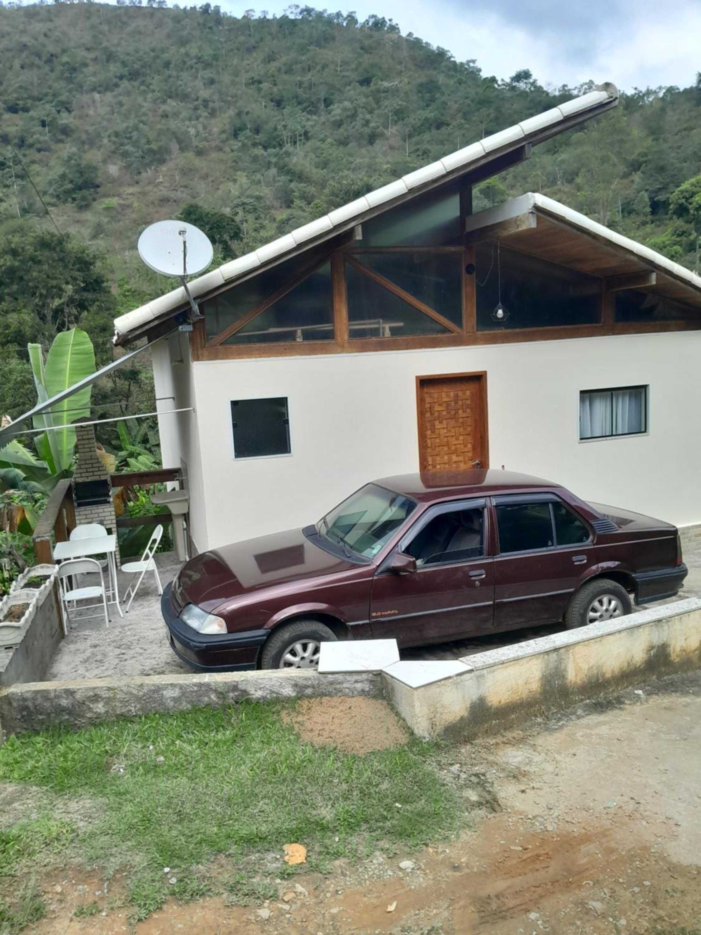 Casa de Campo em Lumiar com corrego ,lareira e churrasqueira