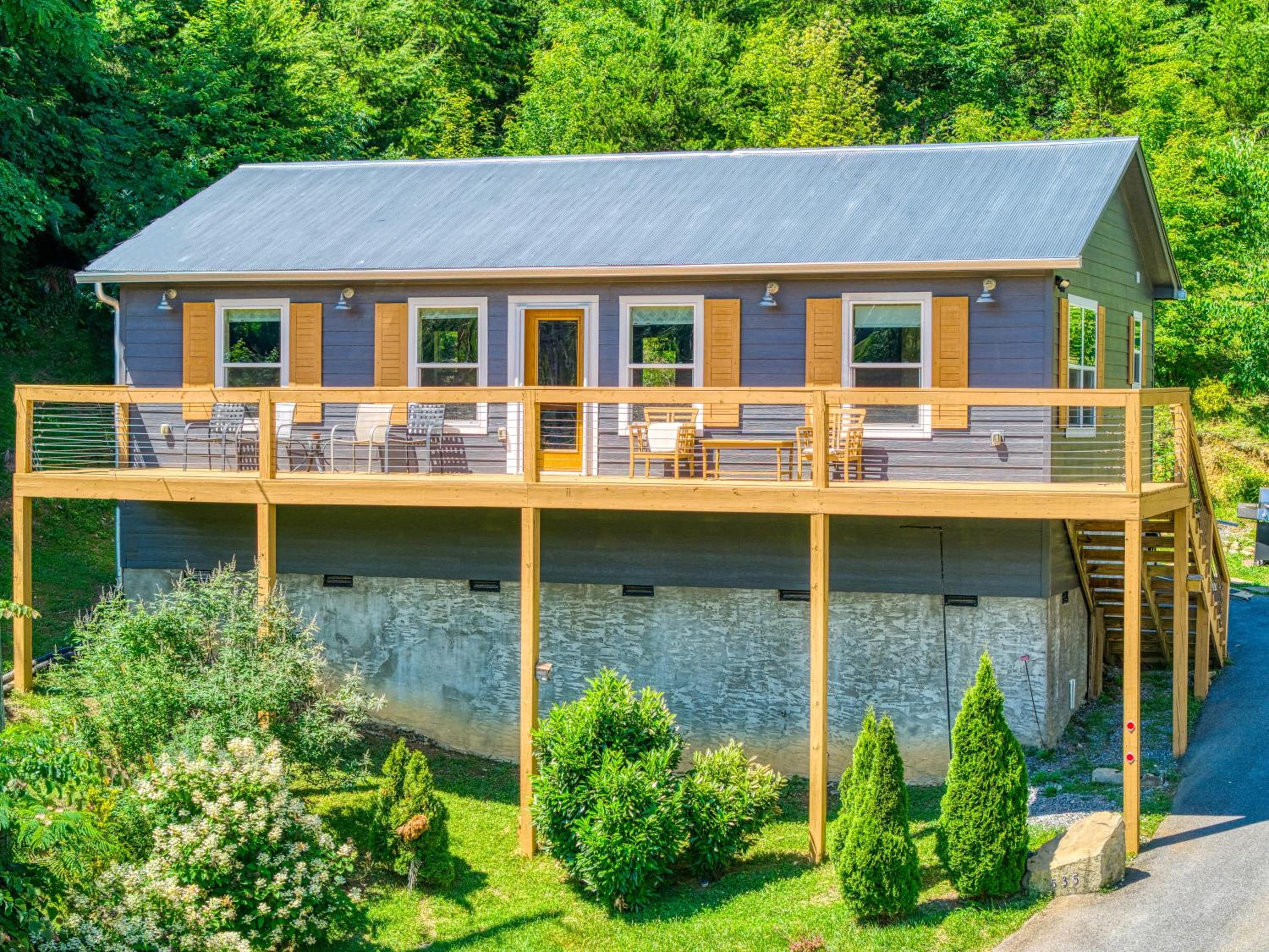 Key Lime Pie, Hot Tub,WIFI, FREE tickets each paid day!!! view 5