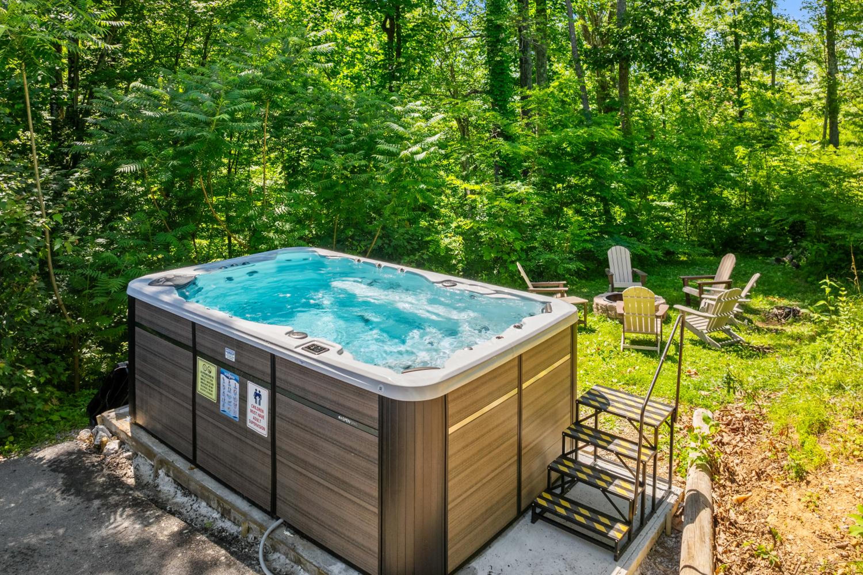 Hidden Gem Cabin for up to 10 with Wi-Fi, game room, hot tub and swim spa, close to town, private view 4