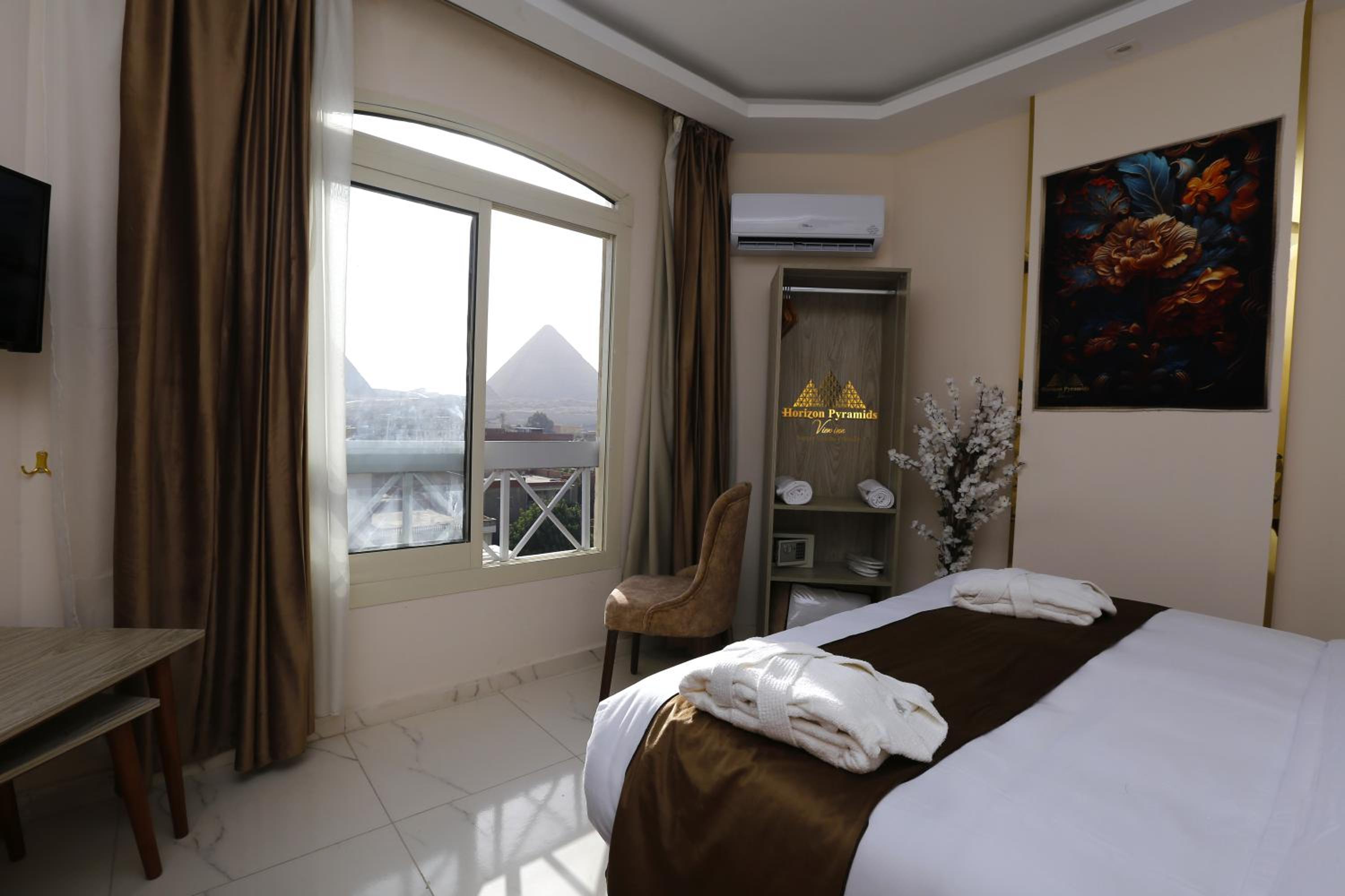 Horizon Pyramids View inn