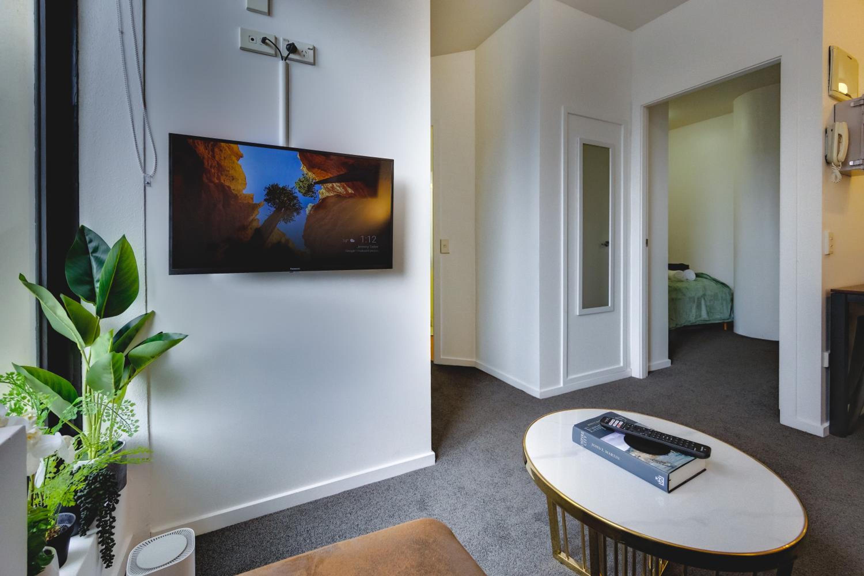 Top Floor - Secure Parking - Great Location - Quiet - City Ciew view 5