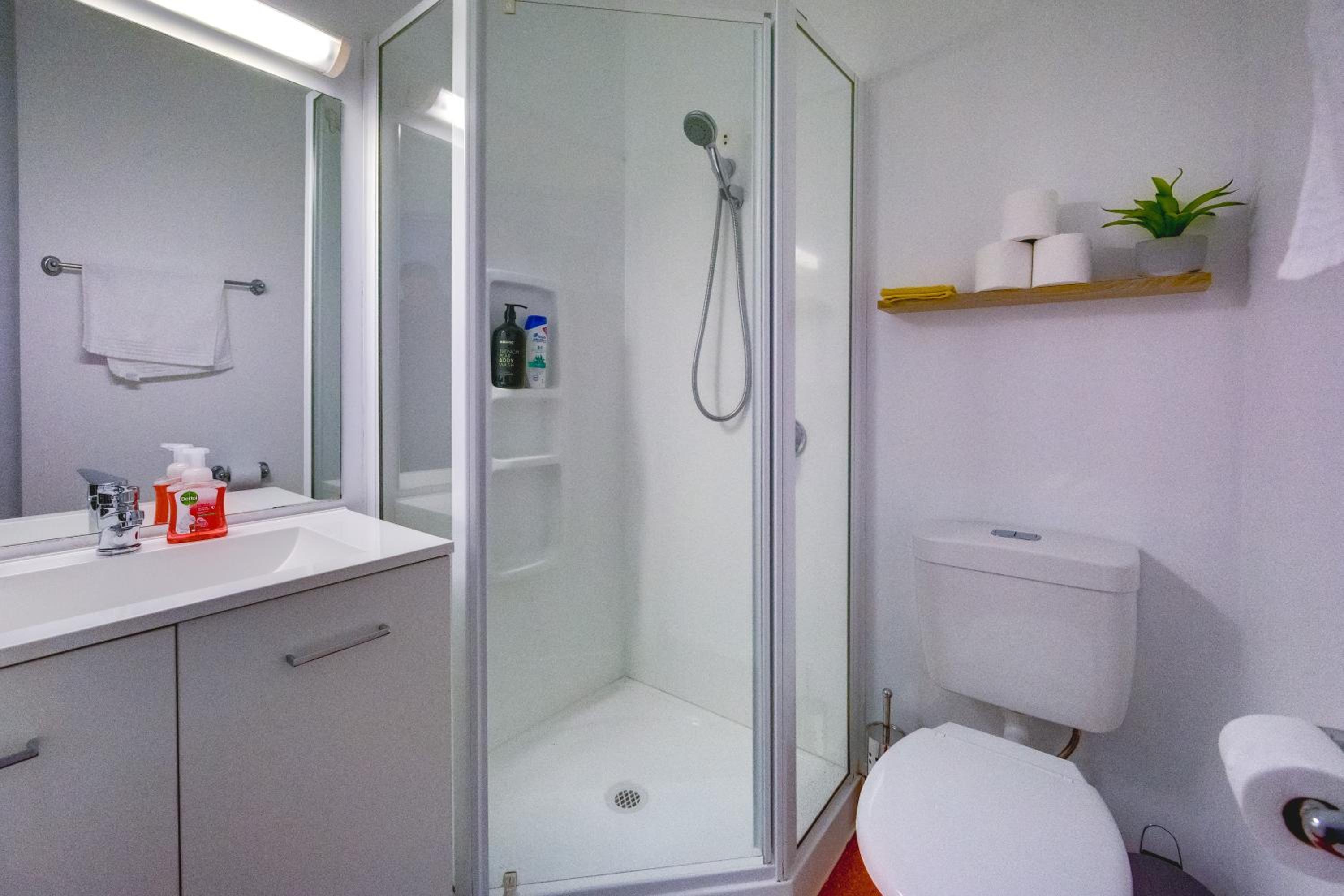 Top Floor - Secure Parking - Great Location - Quiet - City Ciew view 4