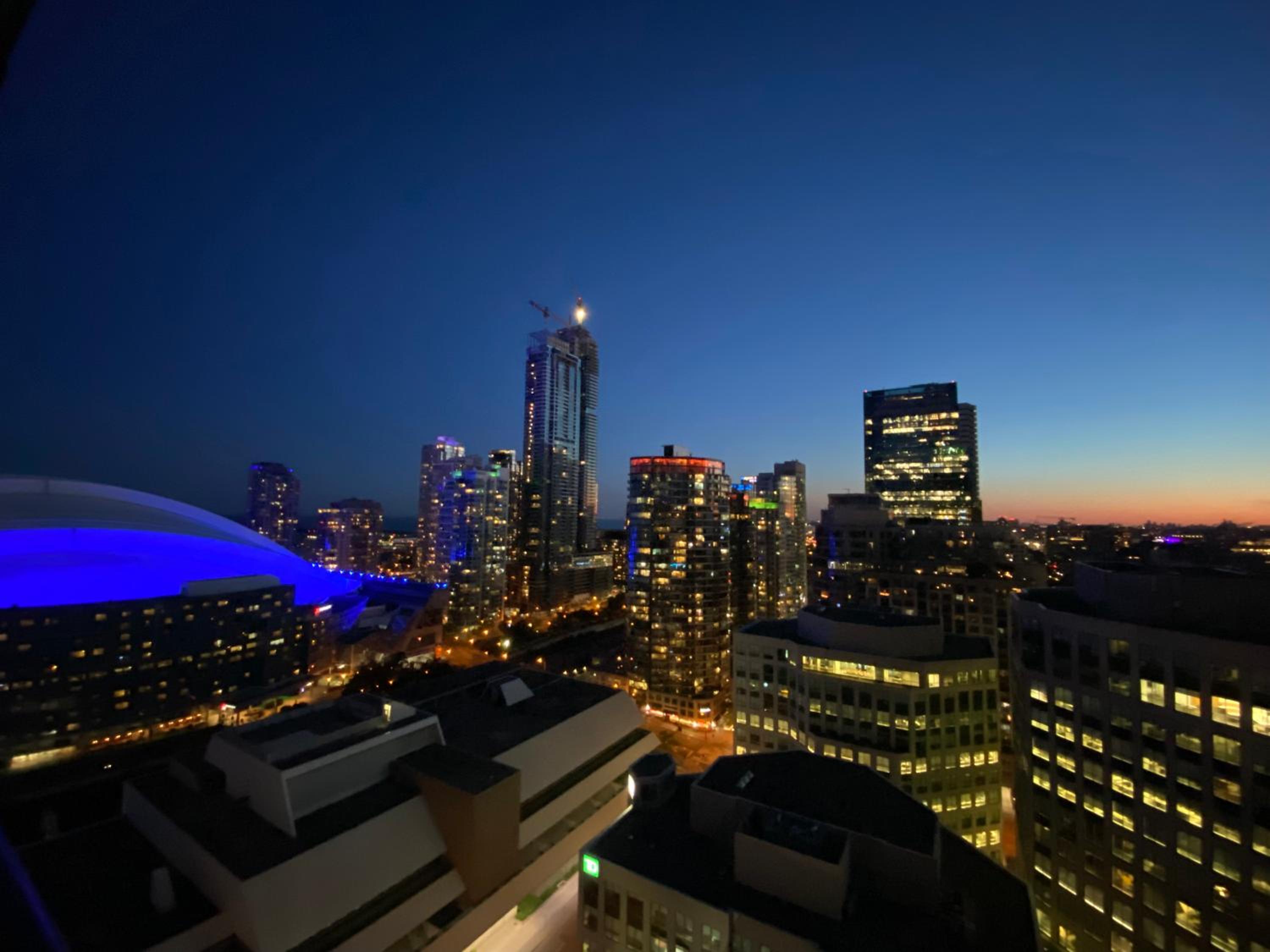 Central Toronto Suite - Free Parking, City Views and across CN Tower, MTCC