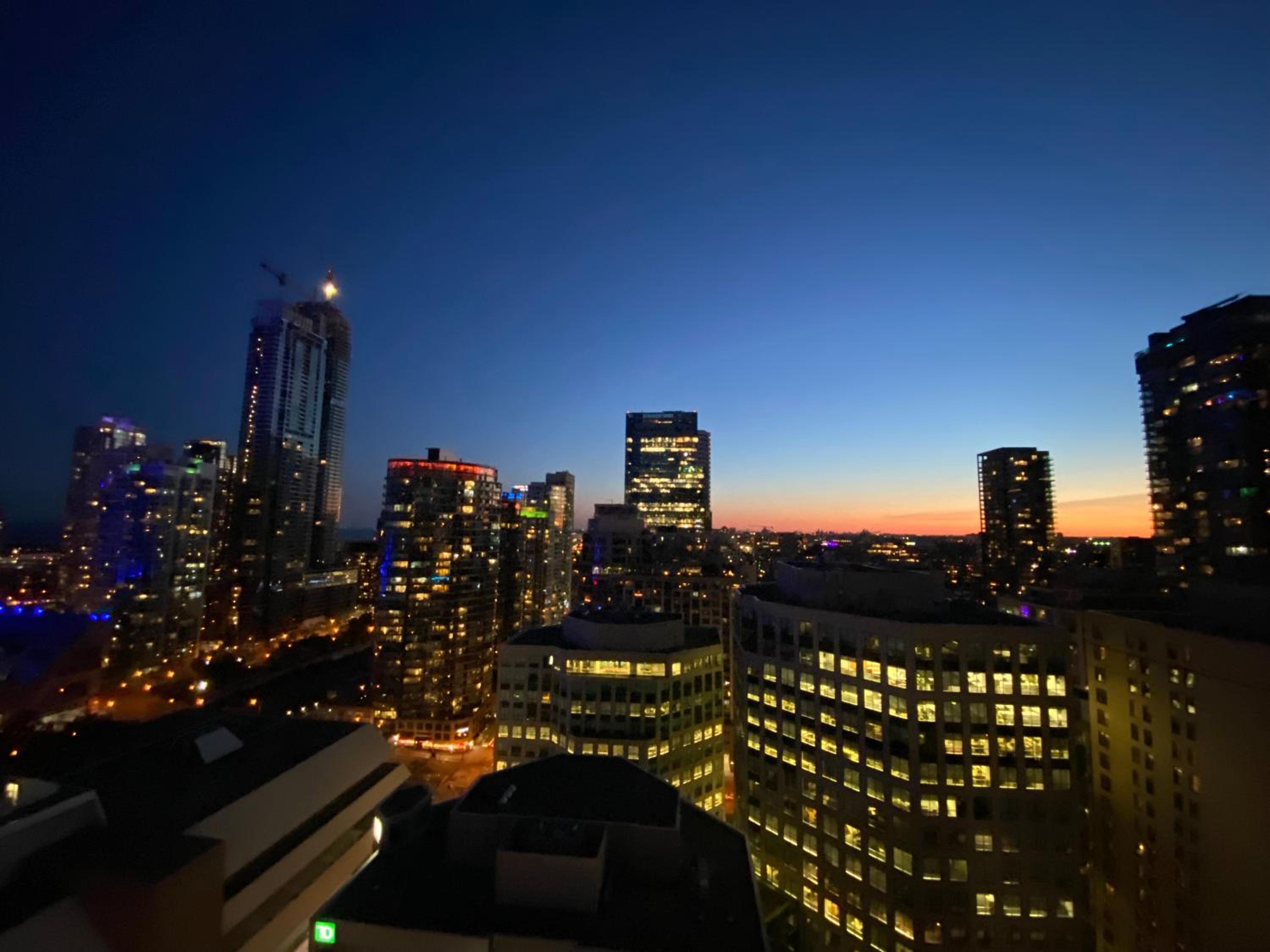 Central Toronto Suite - Free Parking, City Views and across CN Tower, MTCC