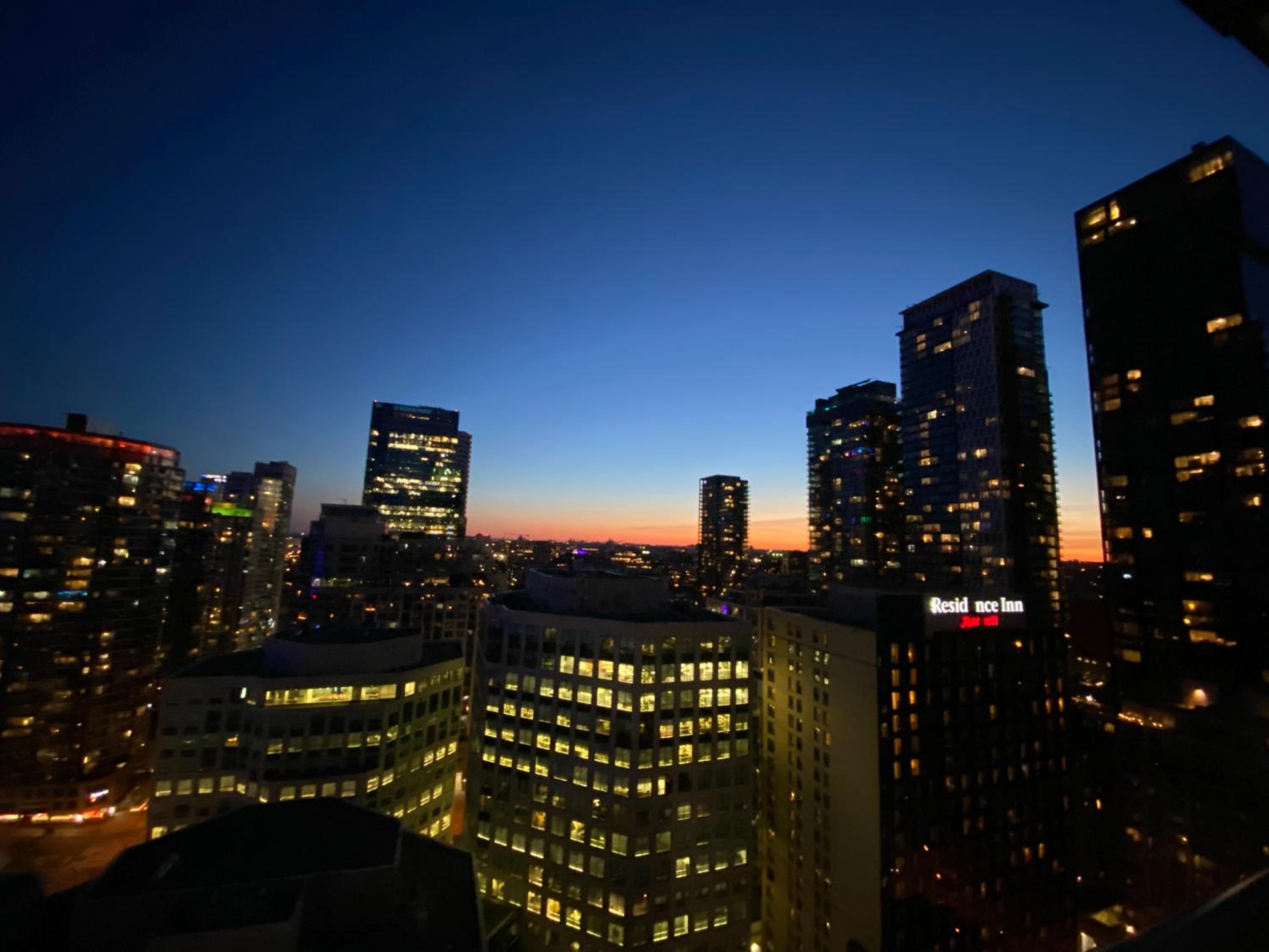 Central Toronto Suite - Free Parking, City Views and across CN Tower, MTCC