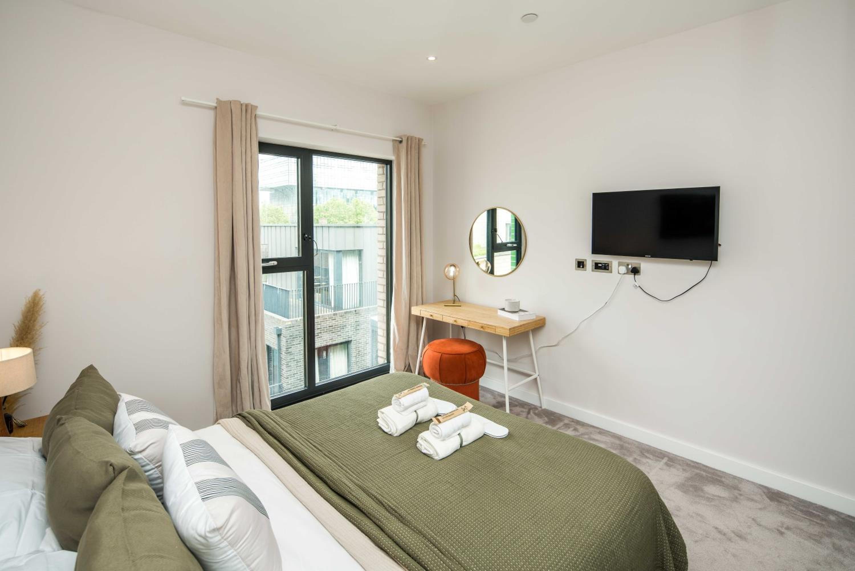 16 minutes Walk To London Eye, Shard View and Balcony