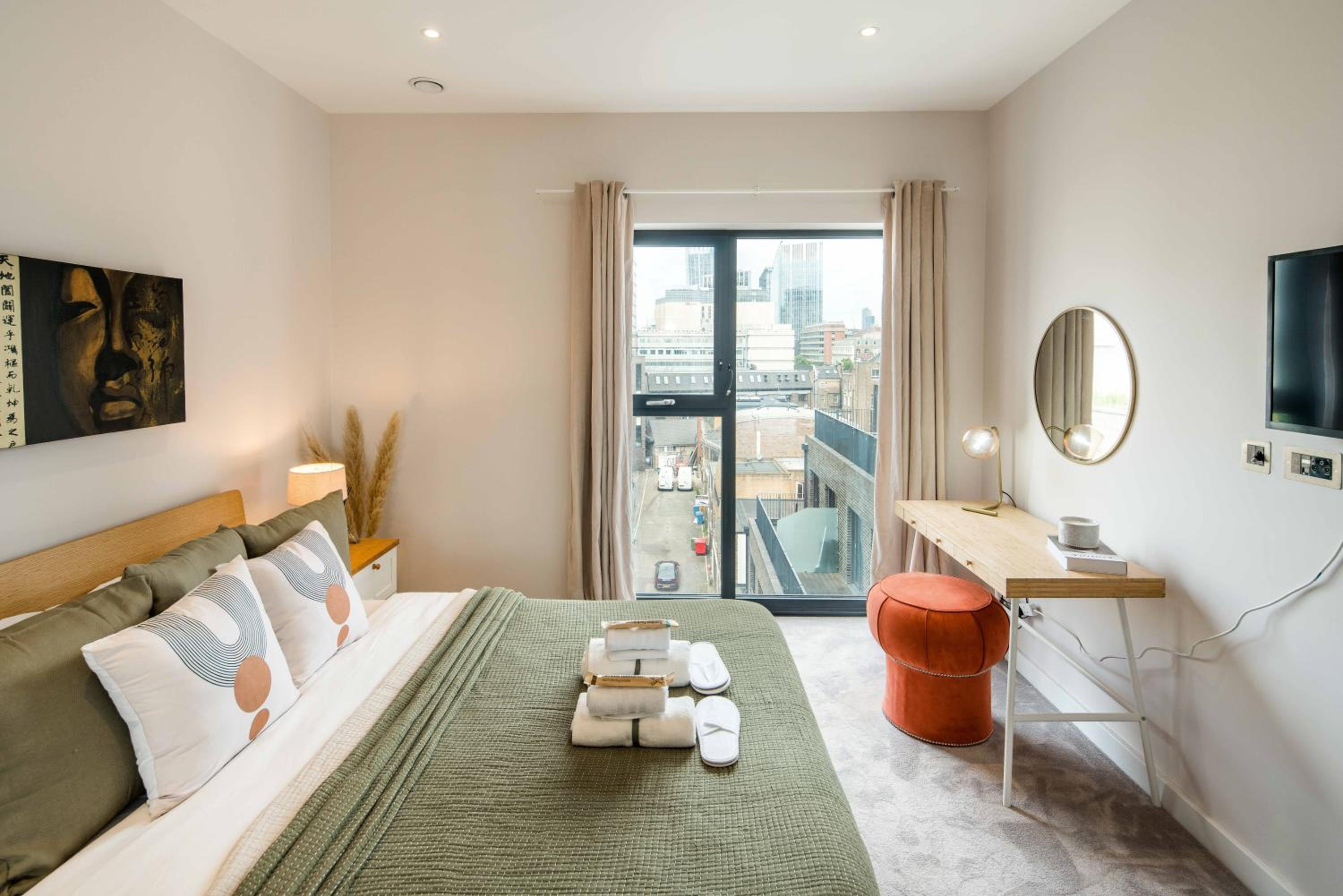 16 minutes Walk To London Eye, Shard View and Balcony