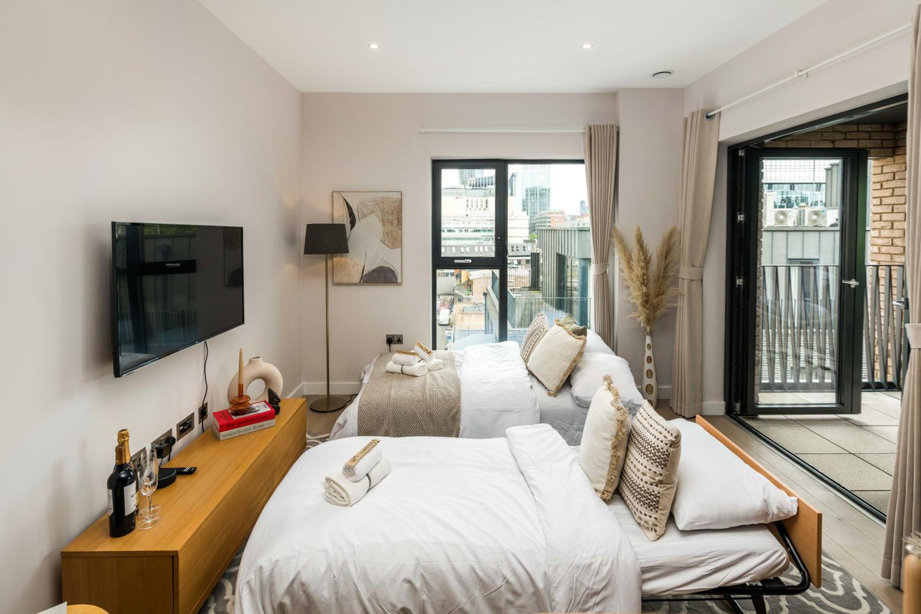 16 minutes Walk To London Eye, Shard View and Balcony