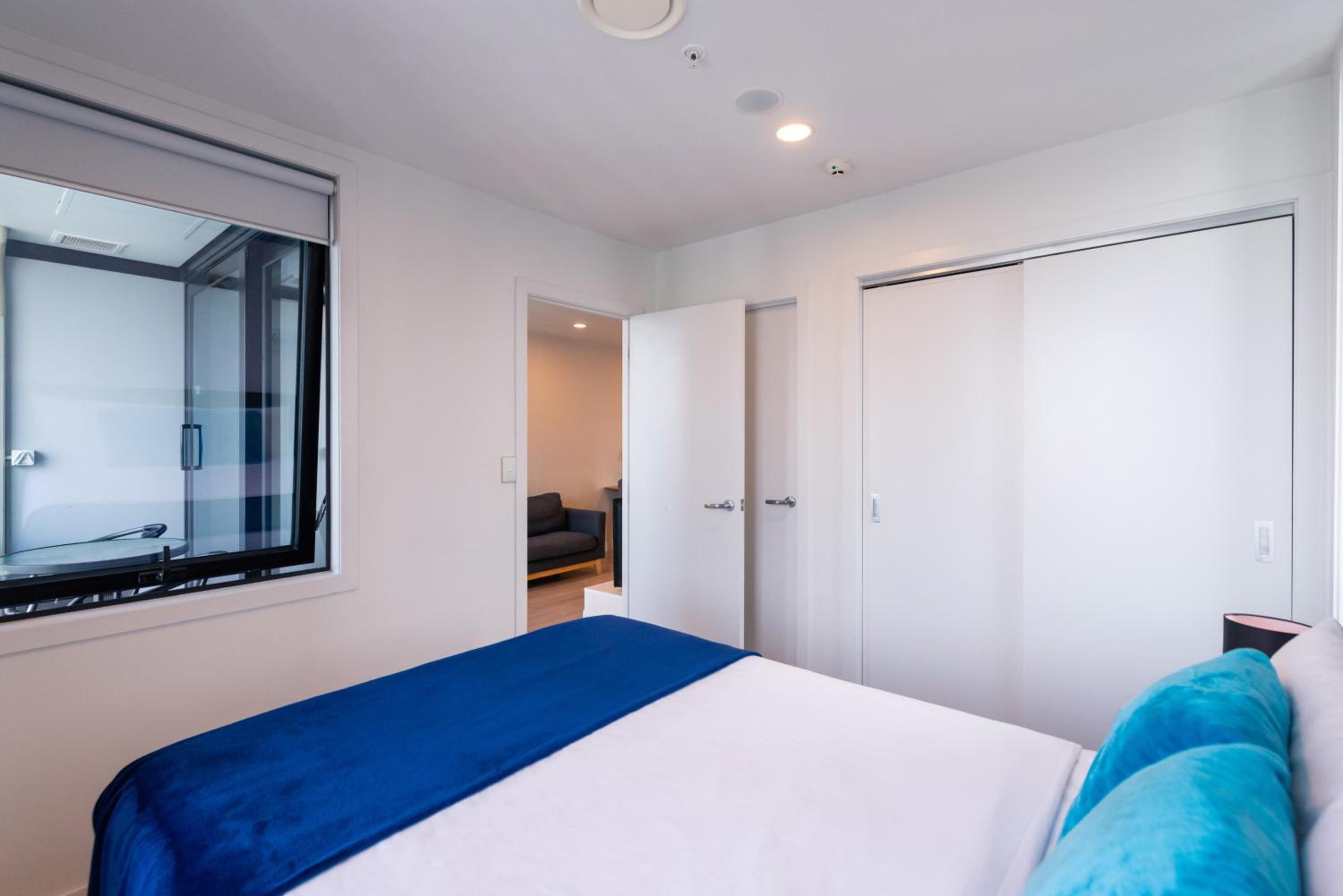 Gorgeous High Floor Skytower view 2 Bedroom Apartment in Auckland CBD view 2