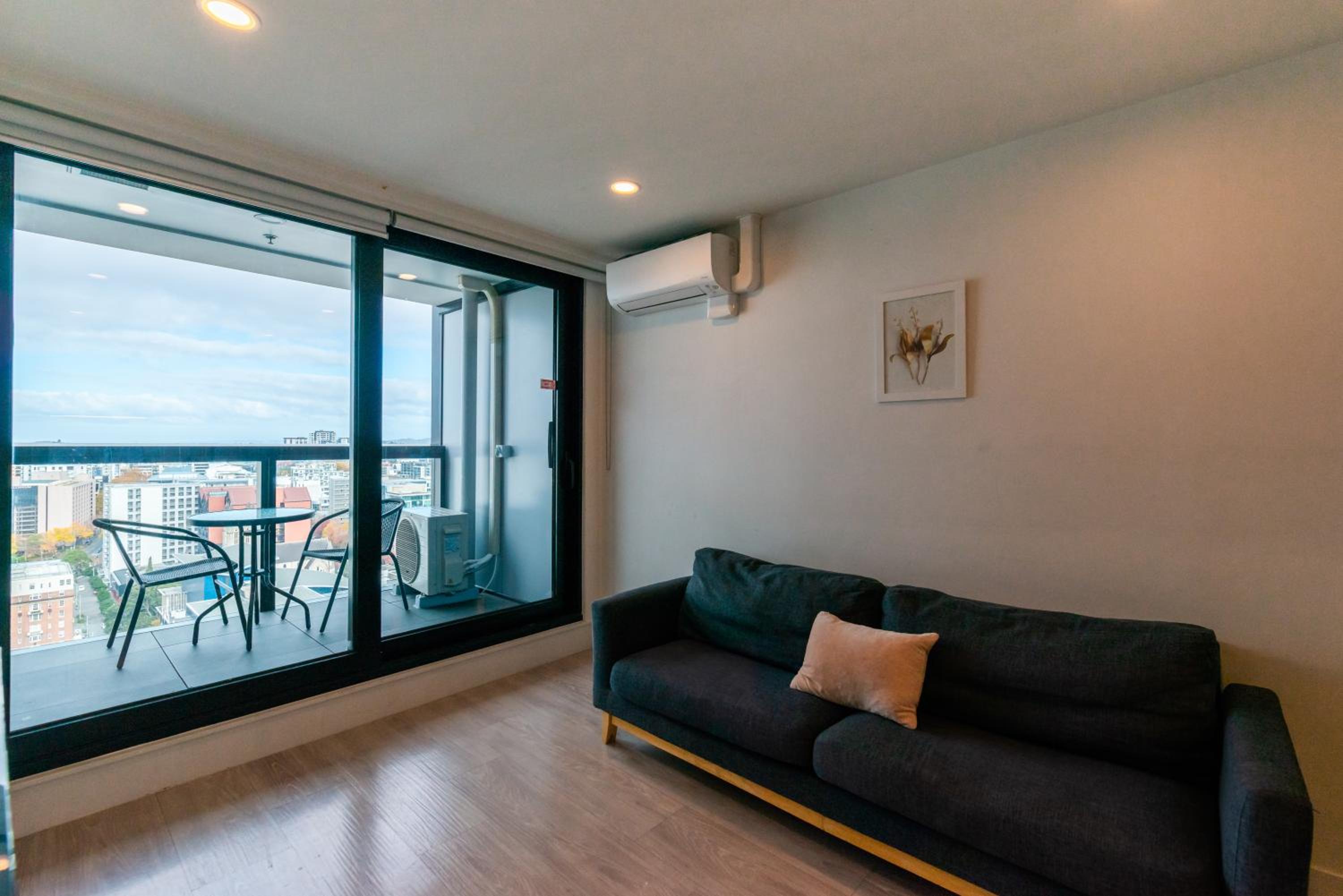 Gorgeous High Floor Skytower view 2 Bedroom Apartment in Auckland CBD view 4