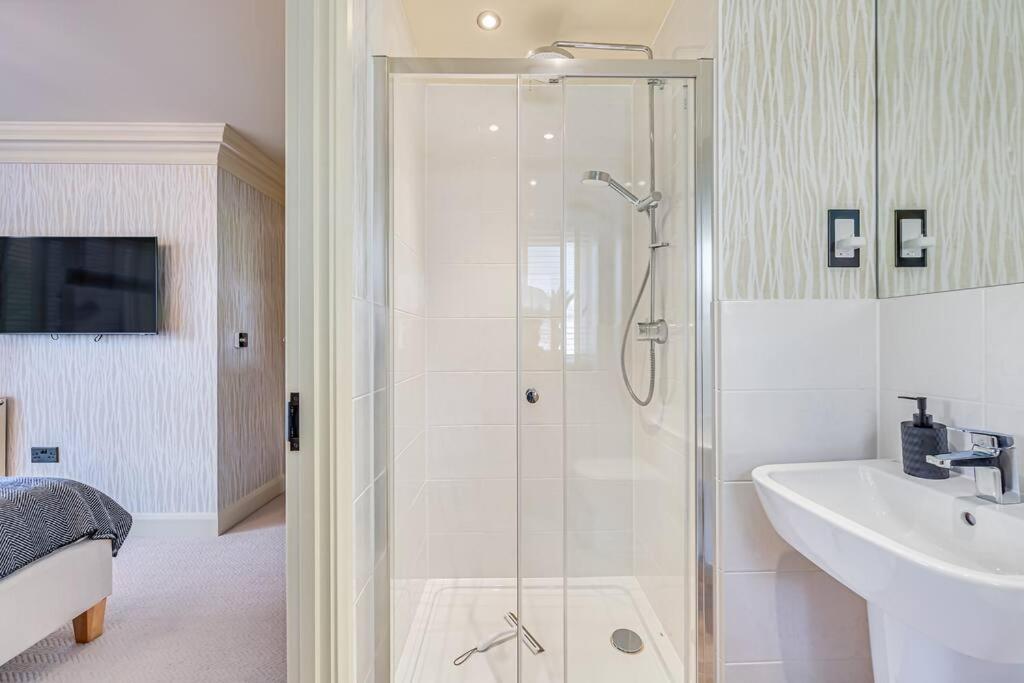 Stunning Gem of Olney by Yoko Property view 3