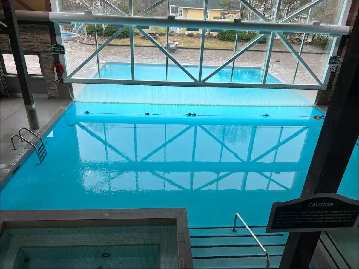 Horseshoe Valley Bliss - Luxe Condo Retreat with Jacuzzi - Top Floor Romance - Self-Check-in - Indoor & Outdoor Heated Pool Haven