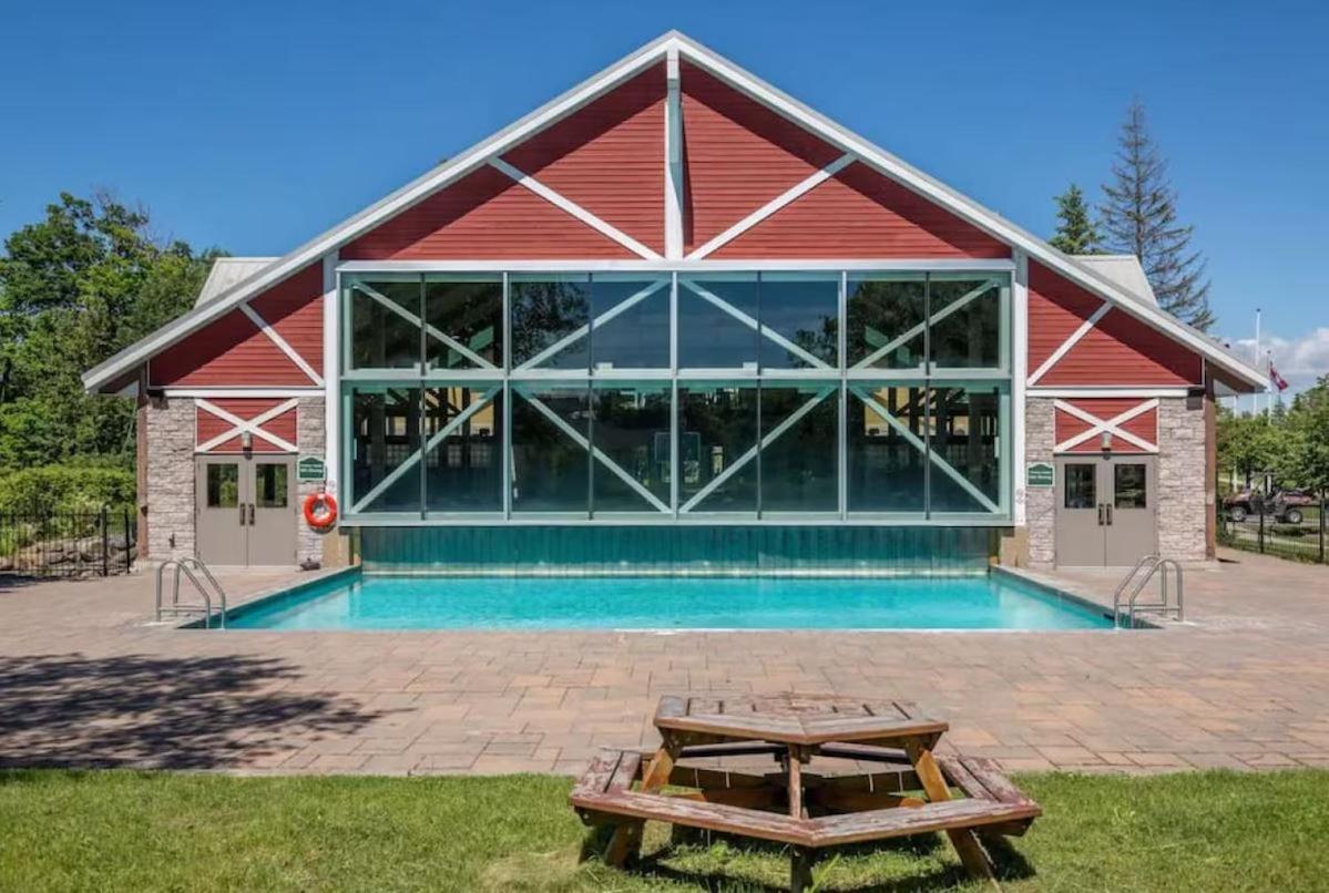 Horseshoe Valley Bliss - Luxe Condo Retreat with Jacuzzi - Top Floor Romance - Self-Check-in - Indoor & Outdoor Heated Pool Haven