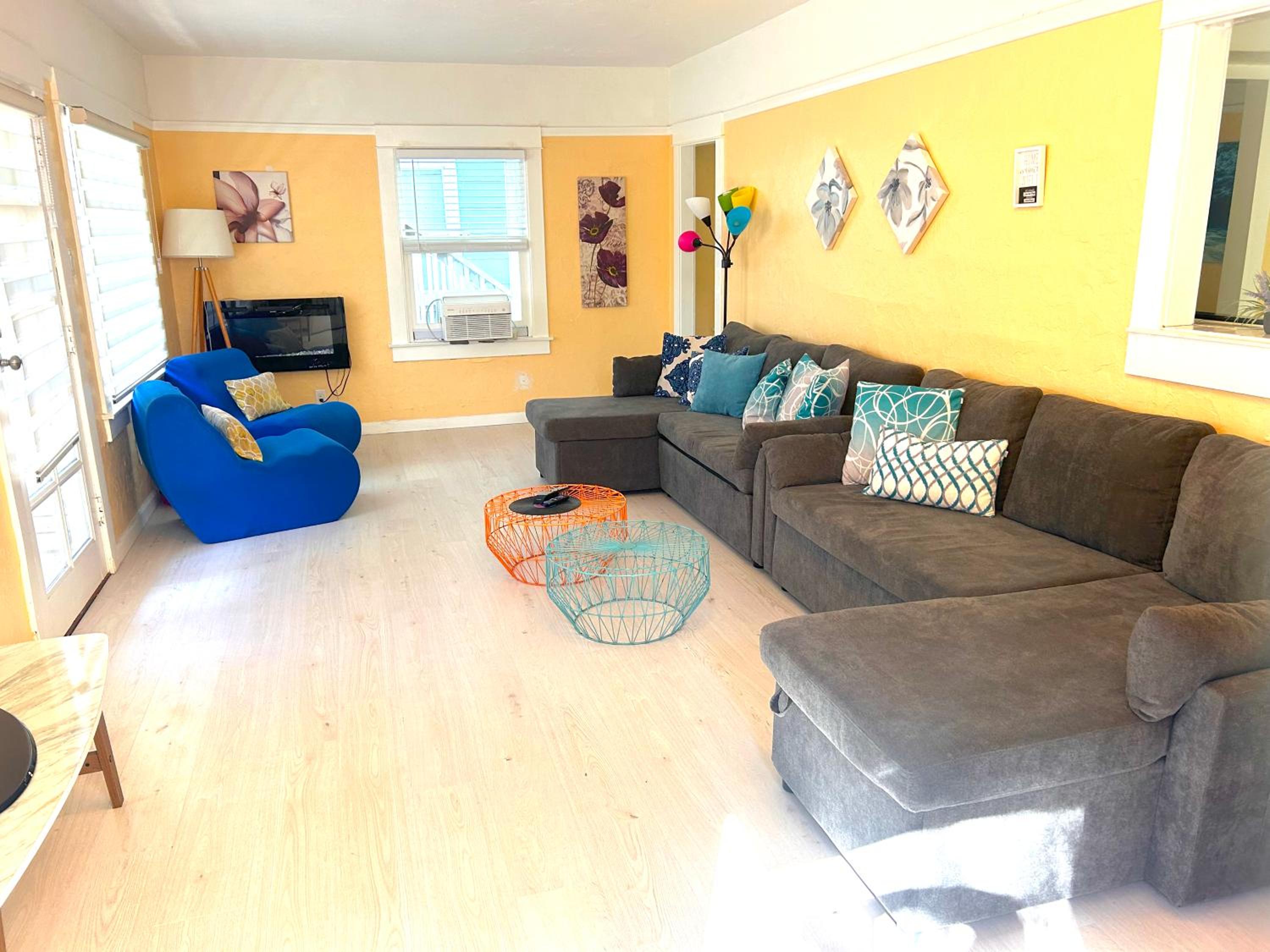 CasaViva Pacifica - 2BR Sleeps 10 with Firepit, BBQ & Shared Yard - Walk to Hillcrest Fun, Near Zoo, Balboa Park & Beaches view 2
