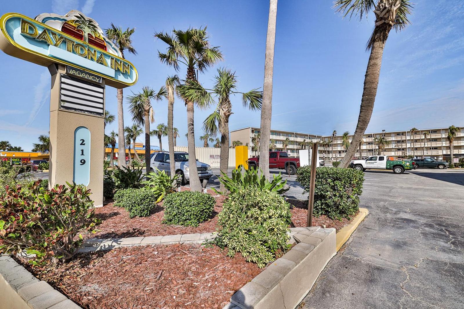 Direct Oceanfront Penthouse One Bedroom King walk to town!