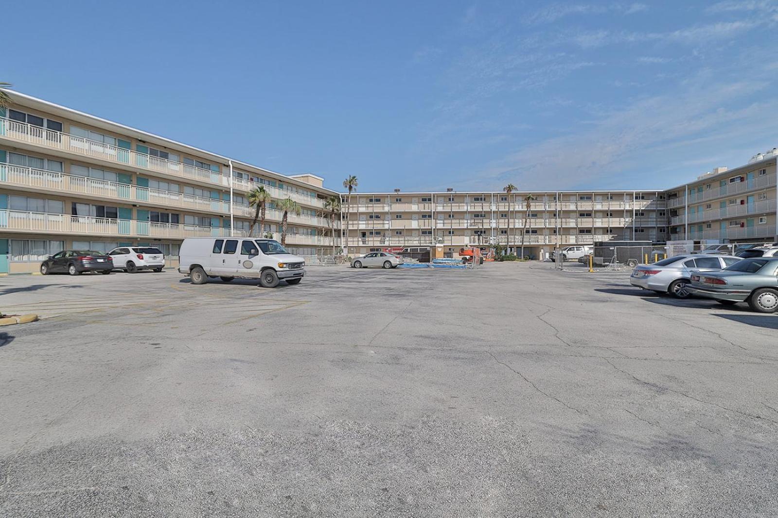 Direct Oceanfront Penthouse One Bedroom King walk to town!
