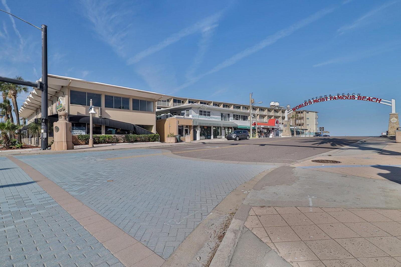 Direct Oceanfront Penthouse One Bedroom King walk to town!