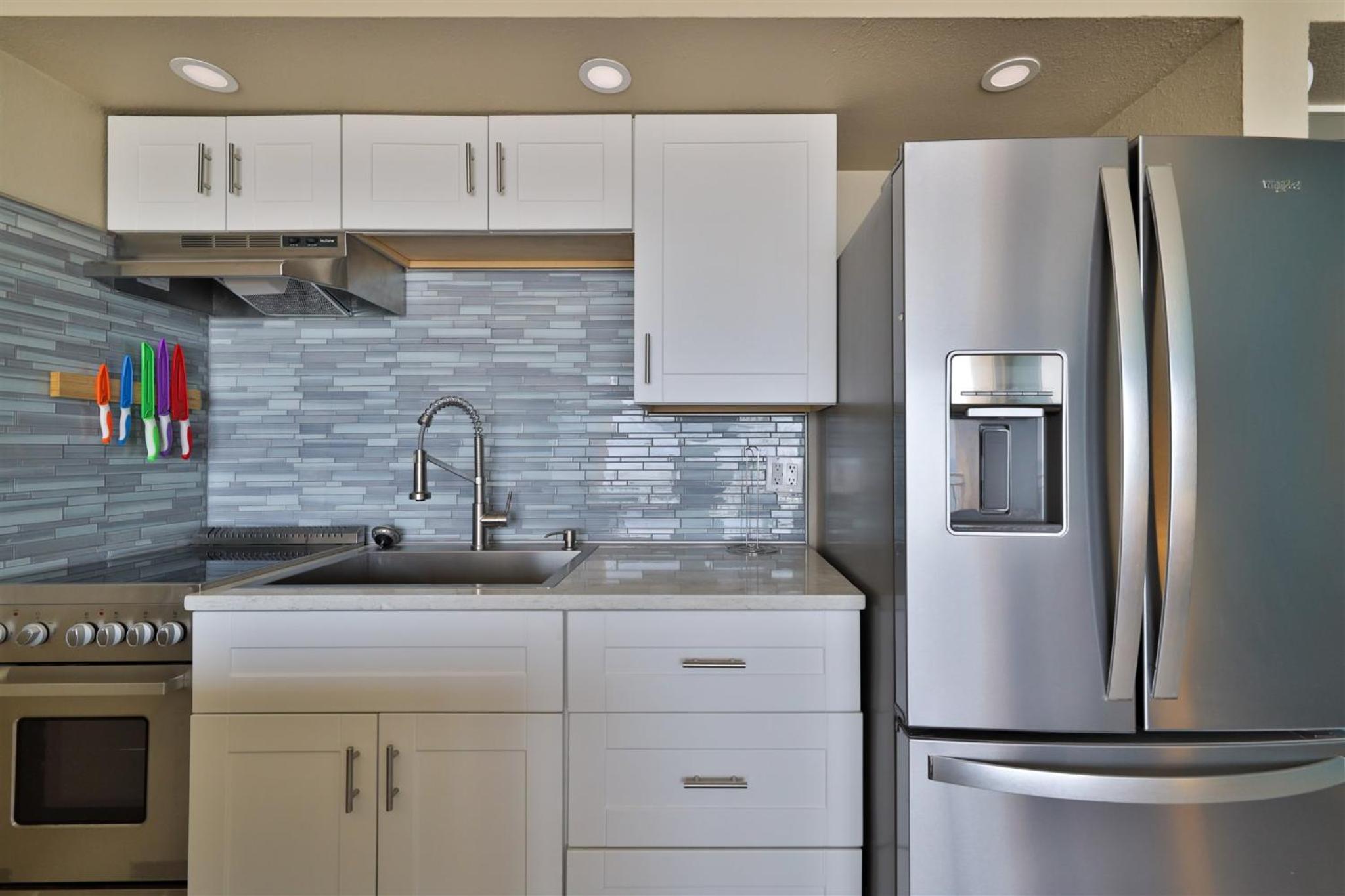 Direct Oceanfront Penthouse One Bedroom King walk to town!