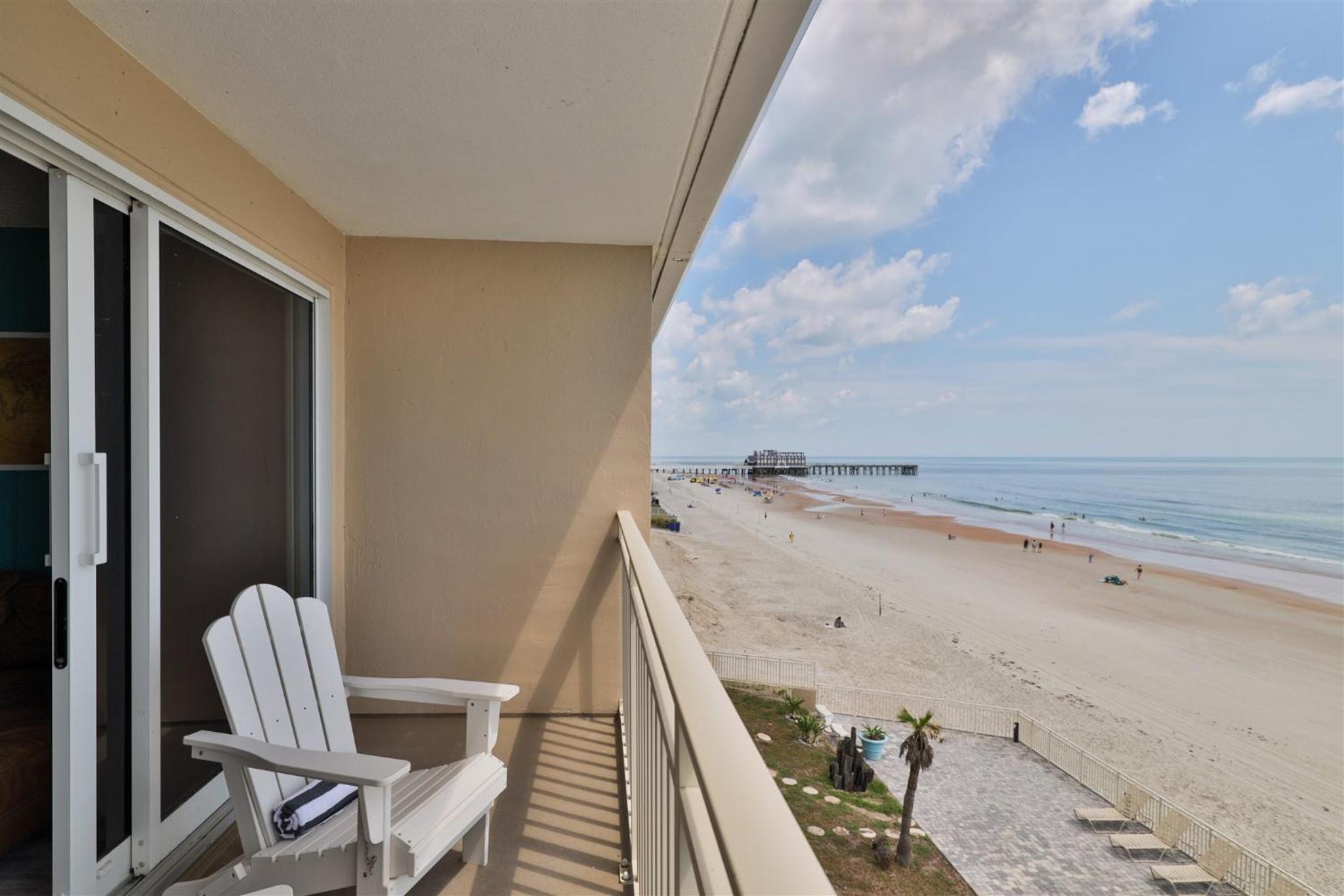 Direct Oceanfront Penthouse One Bedroom King walk to town!
